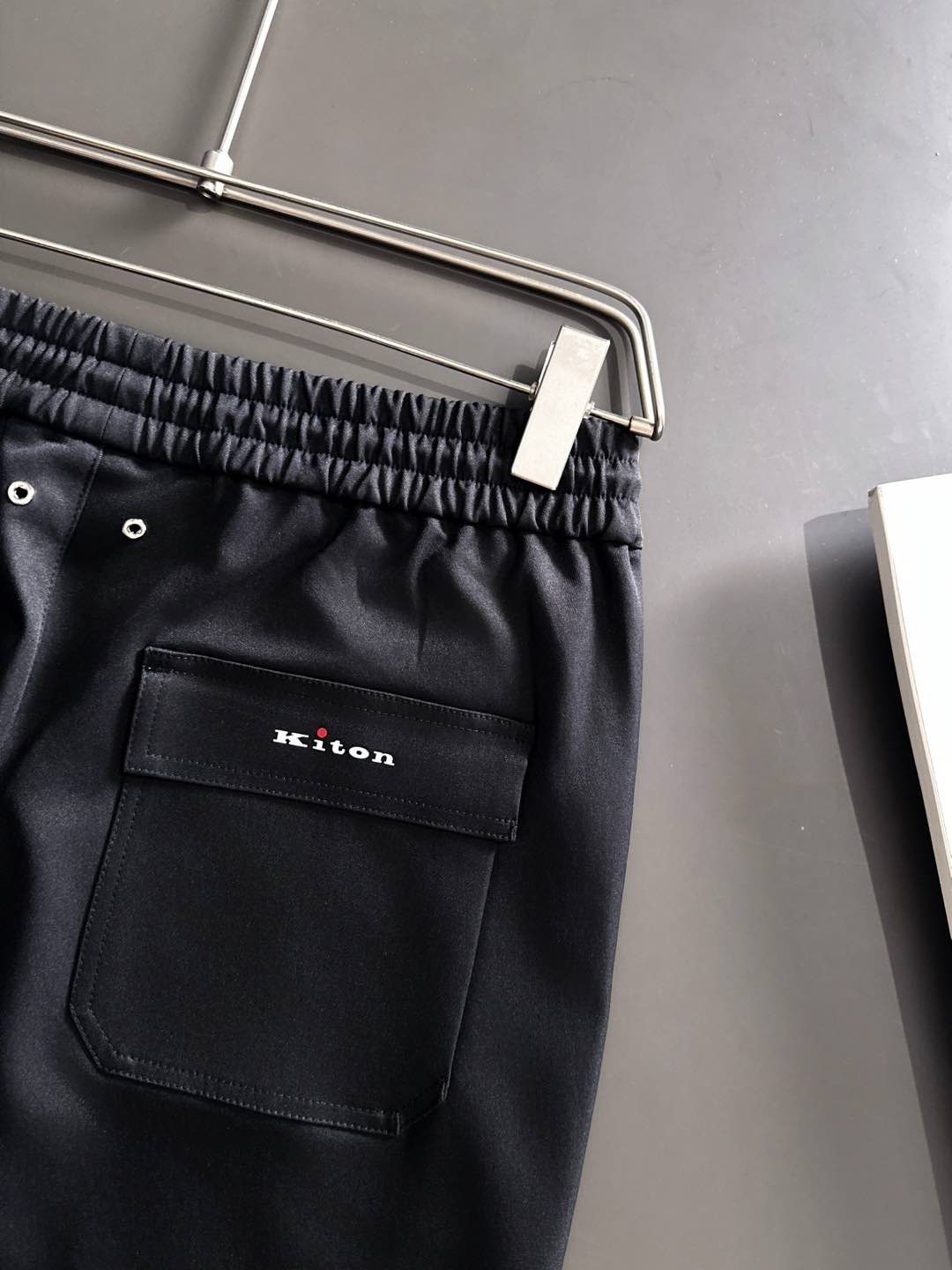 Kiton 2025秋冬 品质控推荐！全品相订单 松紧腰拉链直脚休闲裤 ，年年经典款式 松紧绳抽绳 字母