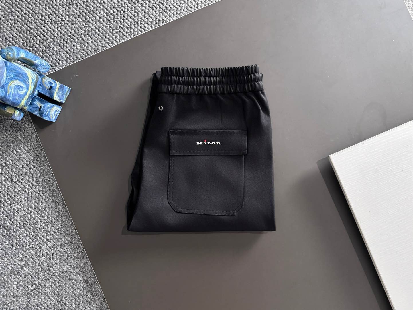 Kiton 2025秋冬 品质控推荐！全品相订单 松紧腰拉链直脚休闲裤 ，年年经典款式 松紧绳抽绳 字母