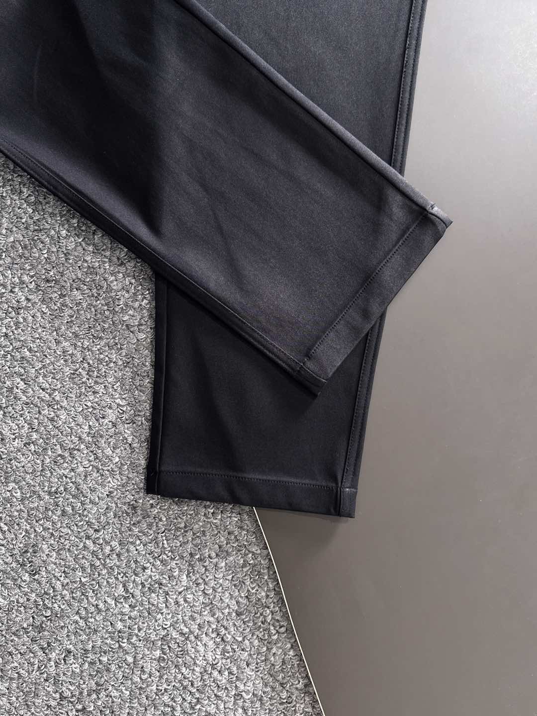 Kiton 2025秋冬 品质控推荐！全品相订单 松紧腰拉链直脚休闲裤 ，年年经典款式 松紧绳抽绳 字母