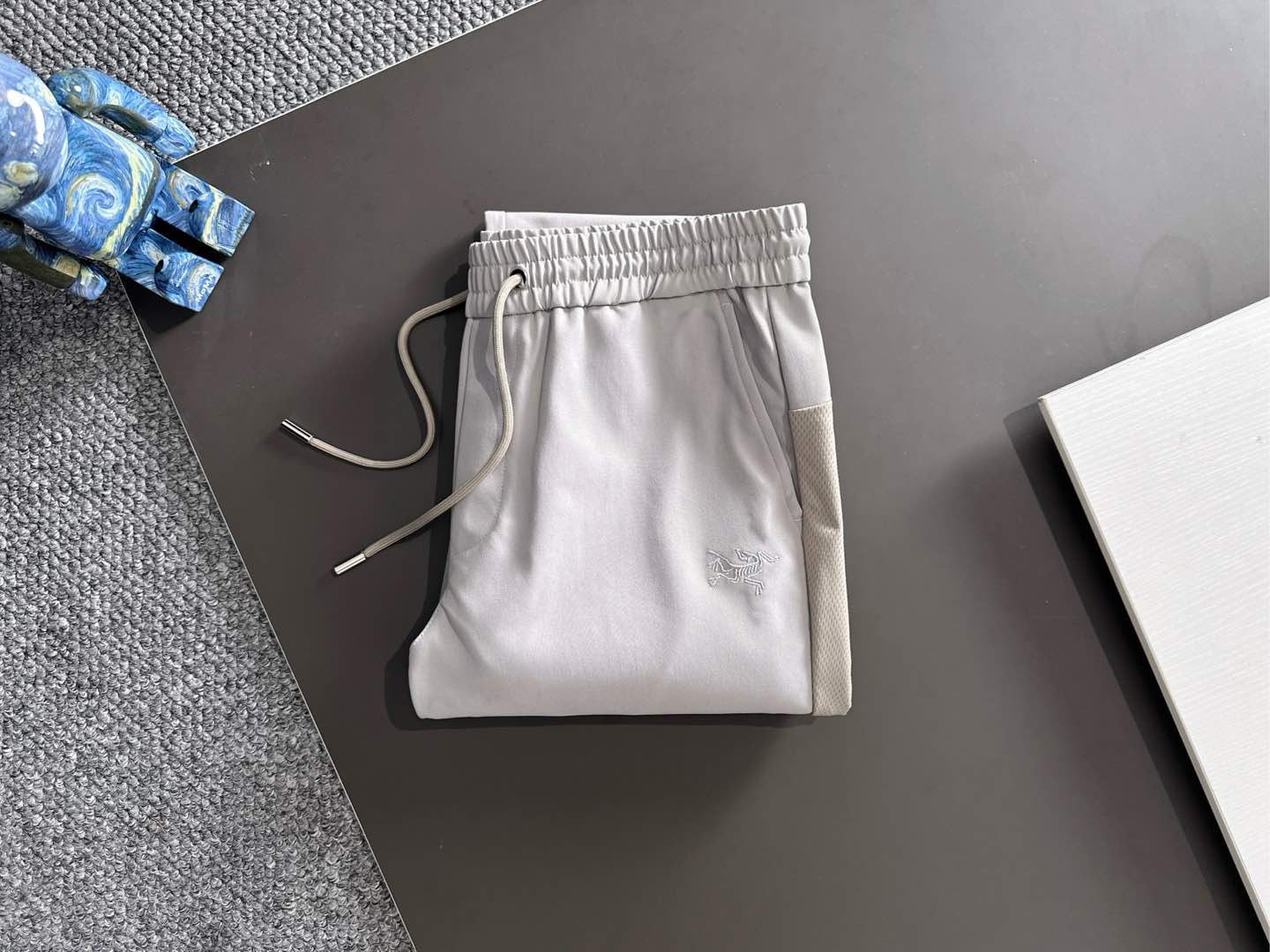 arcter 鸟家25秋冬新款纯色小直筒休闲裤徒步系列，采用进口面料！非常结实弹舒服度极高。优良的户外登