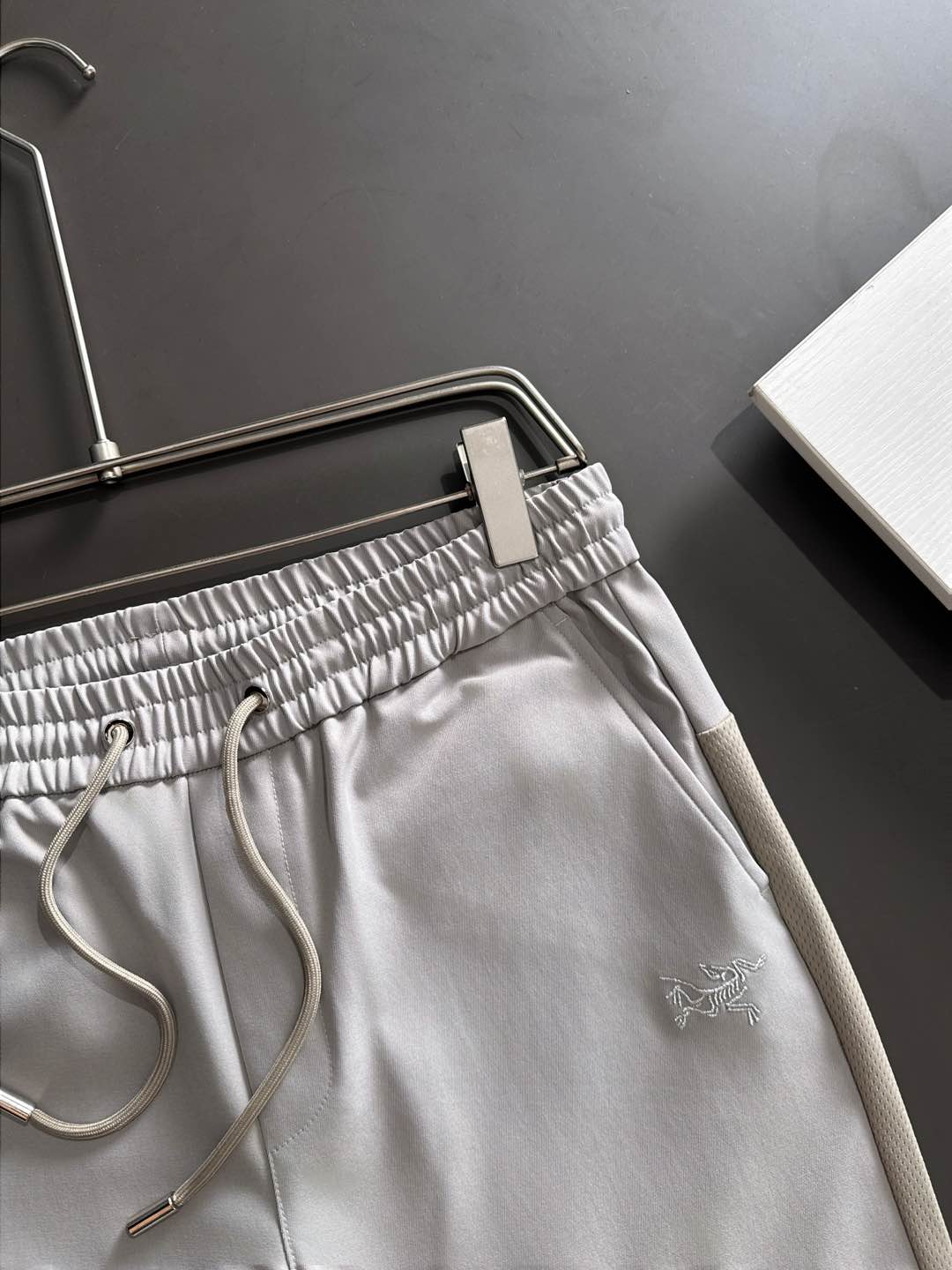 arcter 鸟家25秋冬新款纯色小直筒休闲裤徒步系列，采用进口面料！非常结实弹舒服度极高。优良的户外登