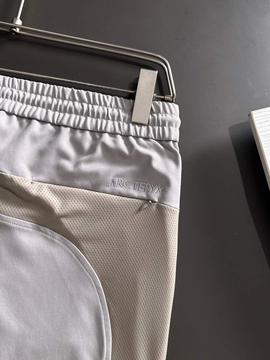 arcter 鸟家25秋冬新款纯色小直筒休闲裤徒步系列，采用进口面料！非常结实弹舒服度极高。优良的户外登