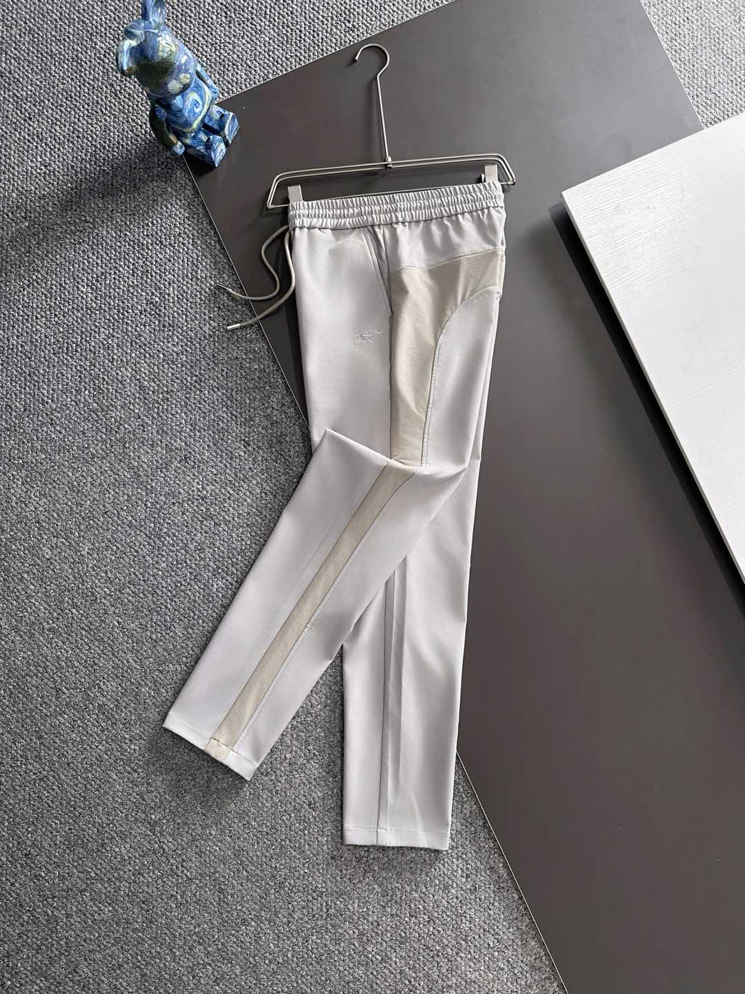 arcter 鸟家25秋冬新款纯色小直筒休闲裤徒步系列，采用进口面料！非常结实弹舒服度极高。优良的户外登