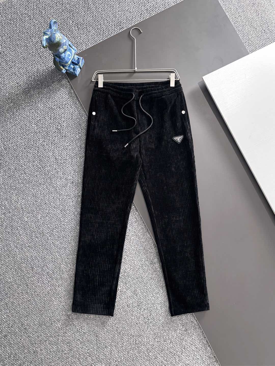 NO:528793,2025 latest trade order corduroy casual pants!  Full quality!  !  Customized exclusive corduroy fabric cut!  The upper body is comfortable and breathable, not stiff, and the overall three-dimensional feeling is rich and the quality is exported to meet the simple needs of commuters for dressing. The upper body is very effective, it looks slim and does not picky about the figure. The fabric workmanship is impeccable. Only good craftsmanship can make you look good and tasteful. It is a must-have item for everyone!  Size M-3XL, alexander wang198609092025最新贸易订单灯芯绒休闲裤！全品相！！定制专属灯芯绒面料剪裁！上身舒适透气,不僵硬,整体有着丰富的立体感,品质出口订单,满足通勤人们对于着装的简约需求,上身效果很好,显瘦,不挑剔身材.面料做工....无可挑剔,好工艺好面料才能穿出好品味一款,人手必备单品！尺码M-3XL,,alexander wang,Men's clothing