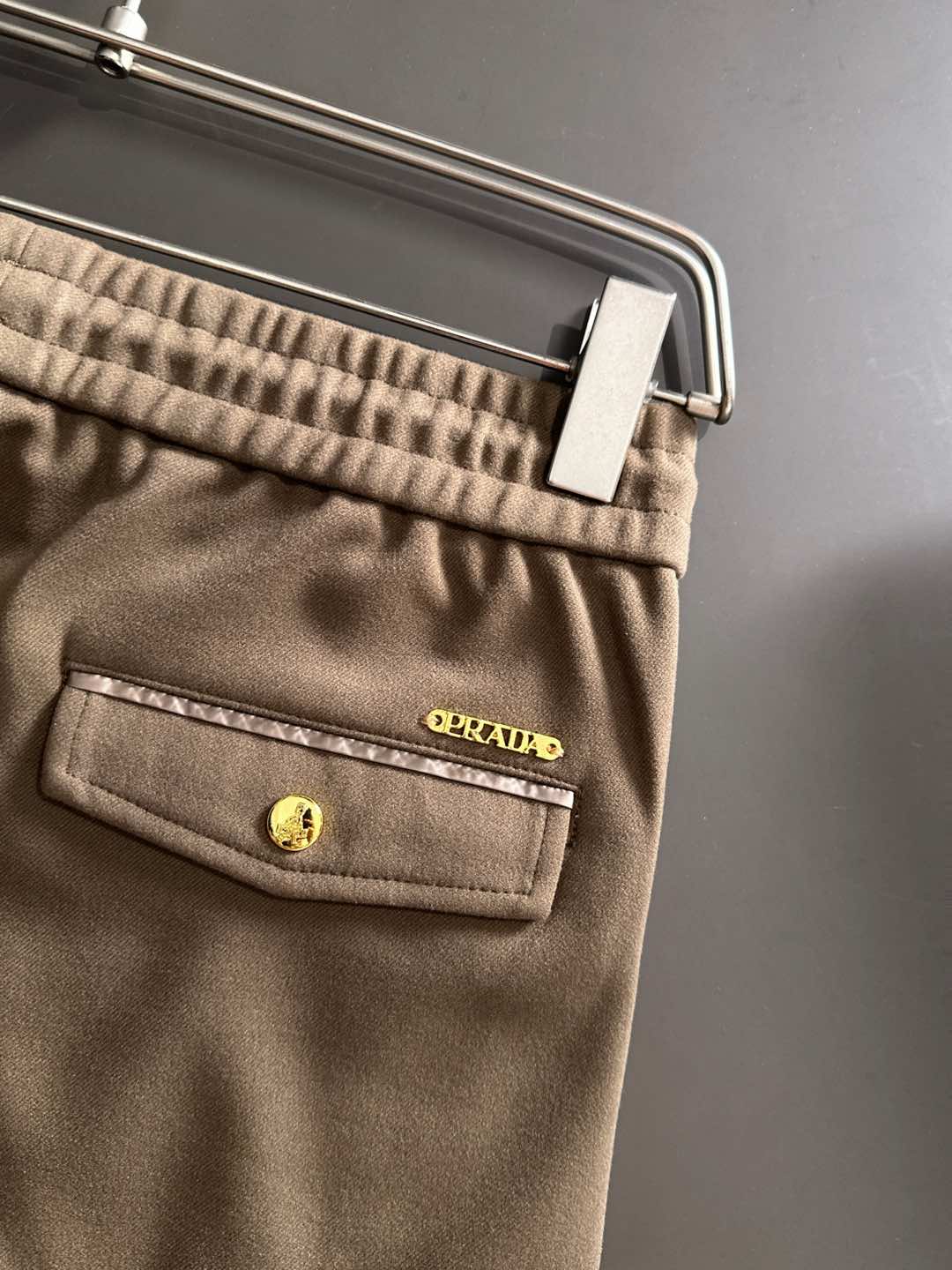 PRA 25s新款羊毛裤.小直筒设计.可搭配套装.运动休闲随意搭配.，面料柔软舒适有垂感.立挺上身有型！