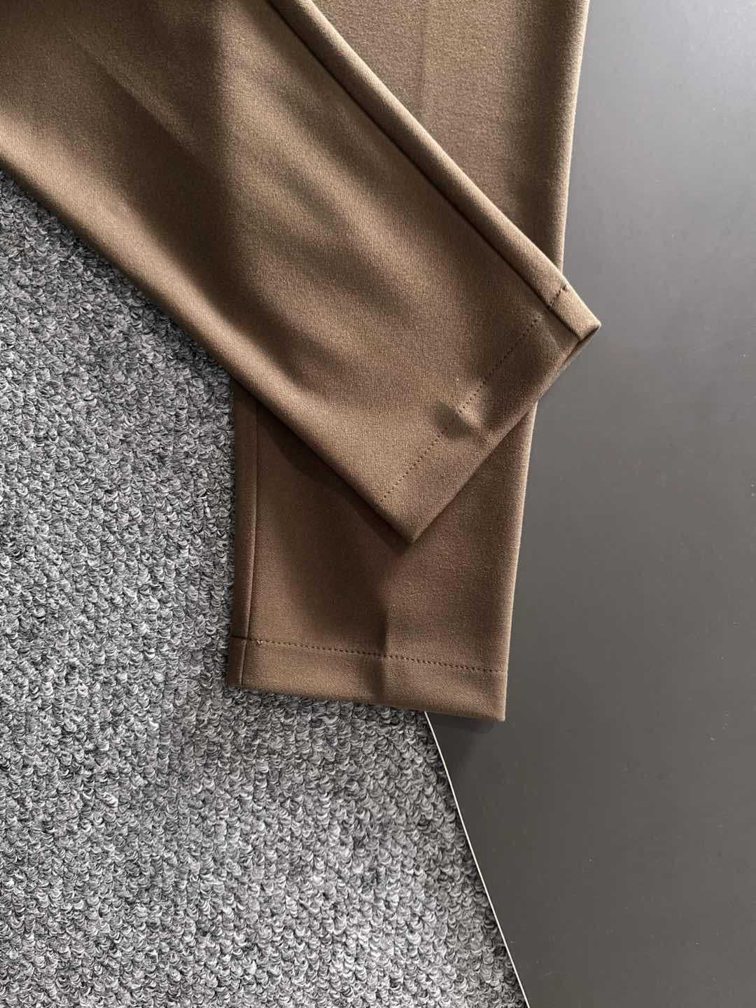 PRA 25s新款羊毛裤.小直筒设计.可搭配套装.运动休闲随意搭配.，面料柔软舒适有垂感.立挺上身有型！