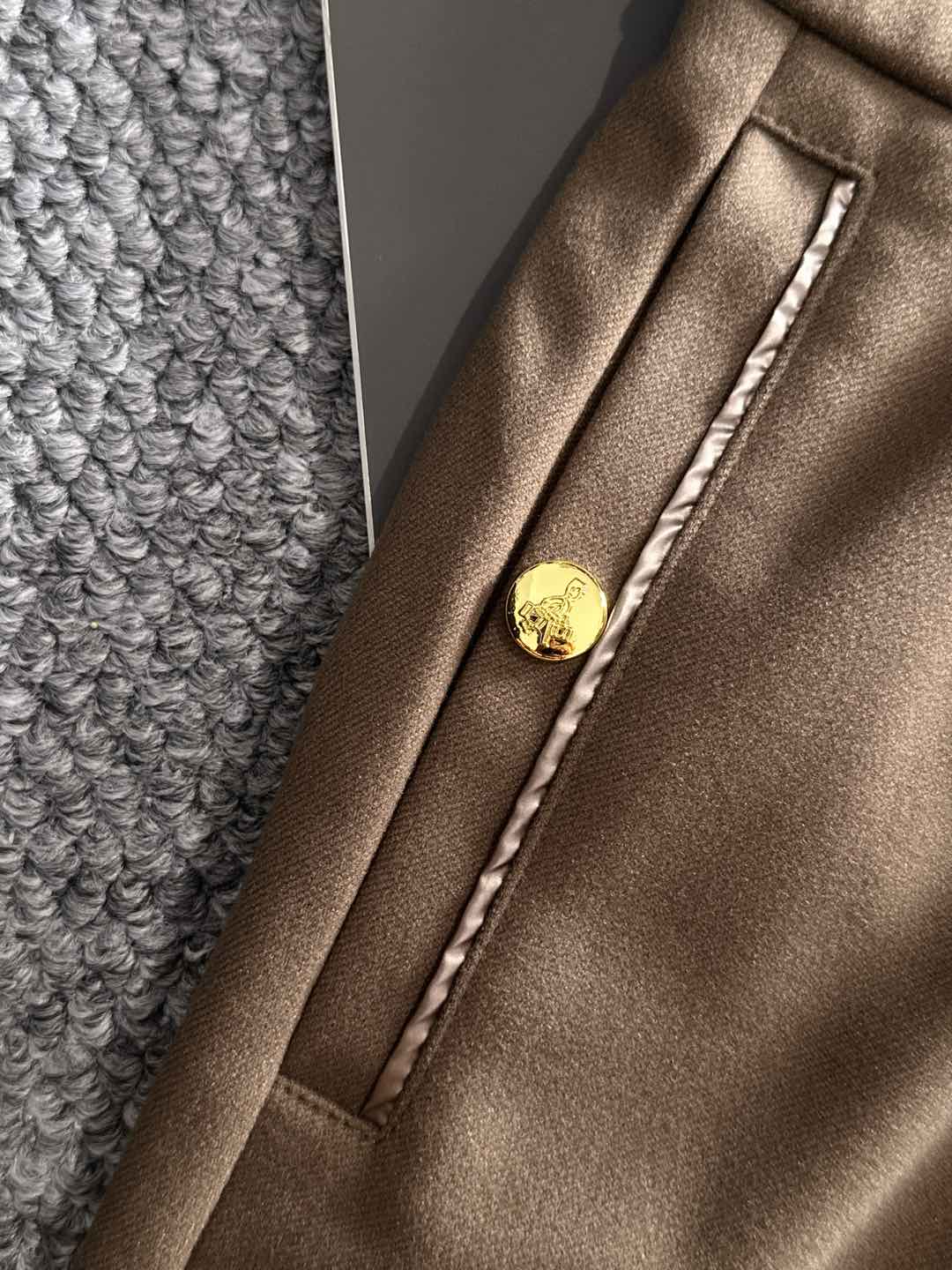 PRA 25s新款羊毛裤.小直筒设计.可搭配套装.运动休闲随意搭配.，面料柔软舒适有垂感.立挺上身有型！