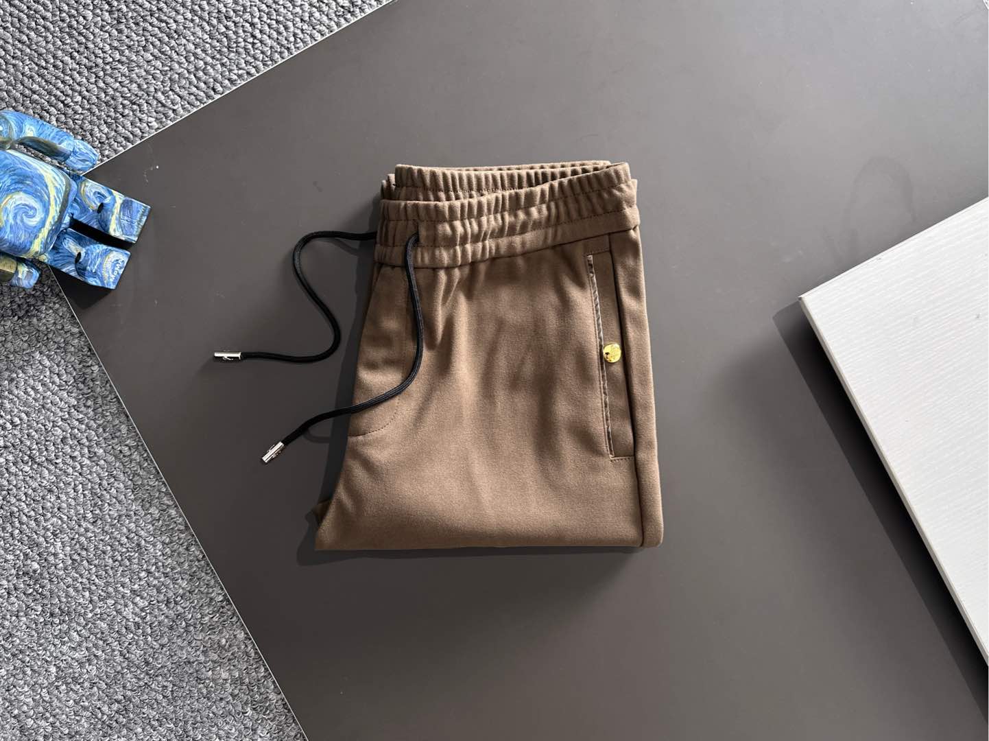 PRA 25s新款羊毛裤.小直筒设计.可搭配套装.运动休闲随意搭配.，面料柔软舒适有垂感.立挺上身有型！