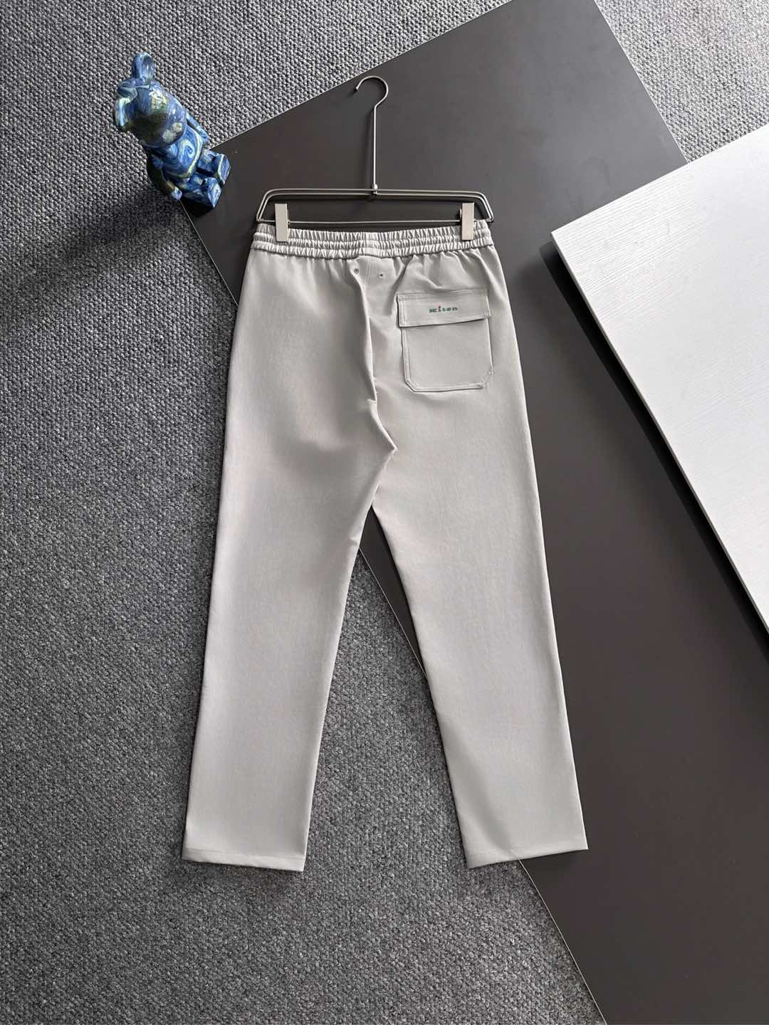 Kiton 2025秋冬 品质控推荐！全品相订单 松紧腰拉链直脚休闲裤 ，年年经典款式 松紧绳抽绳 字母