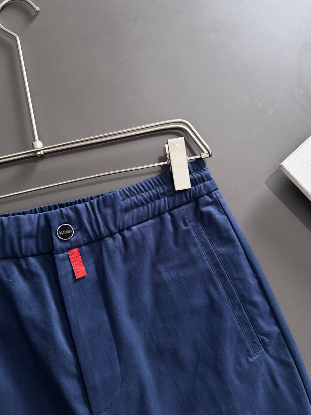 Ki重磅来袭2025FW早秋新品看似简约的小直筒剪裁，实则暗藏「立体工学」—— 定制面料裤身不起褶皱是贴