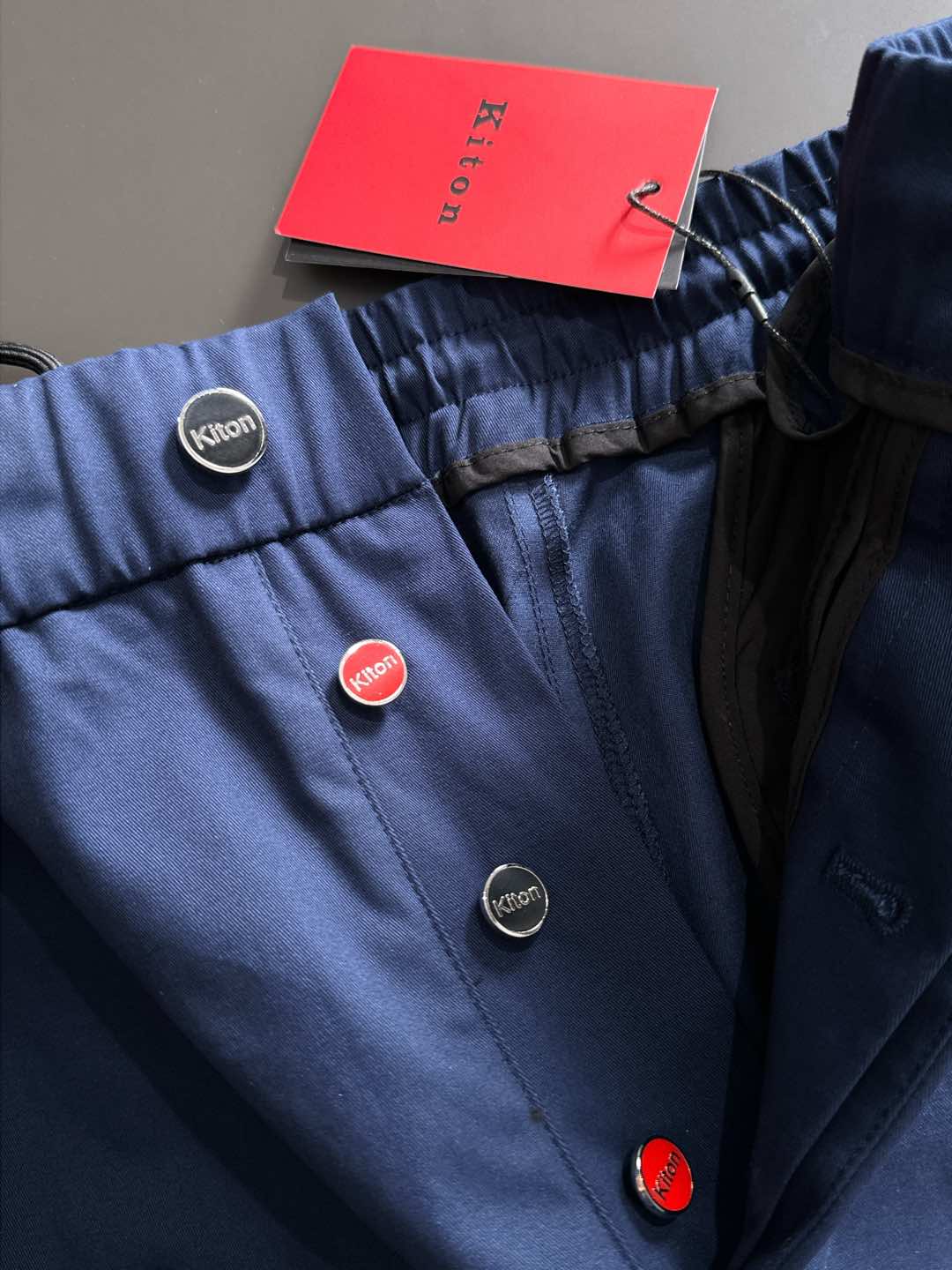 Ki重磅来袭2025FW早秋新品看似简约的小直筒剪裁，实则暗藏「立体工学」—— 定制面料裤身不起褶皱是贴