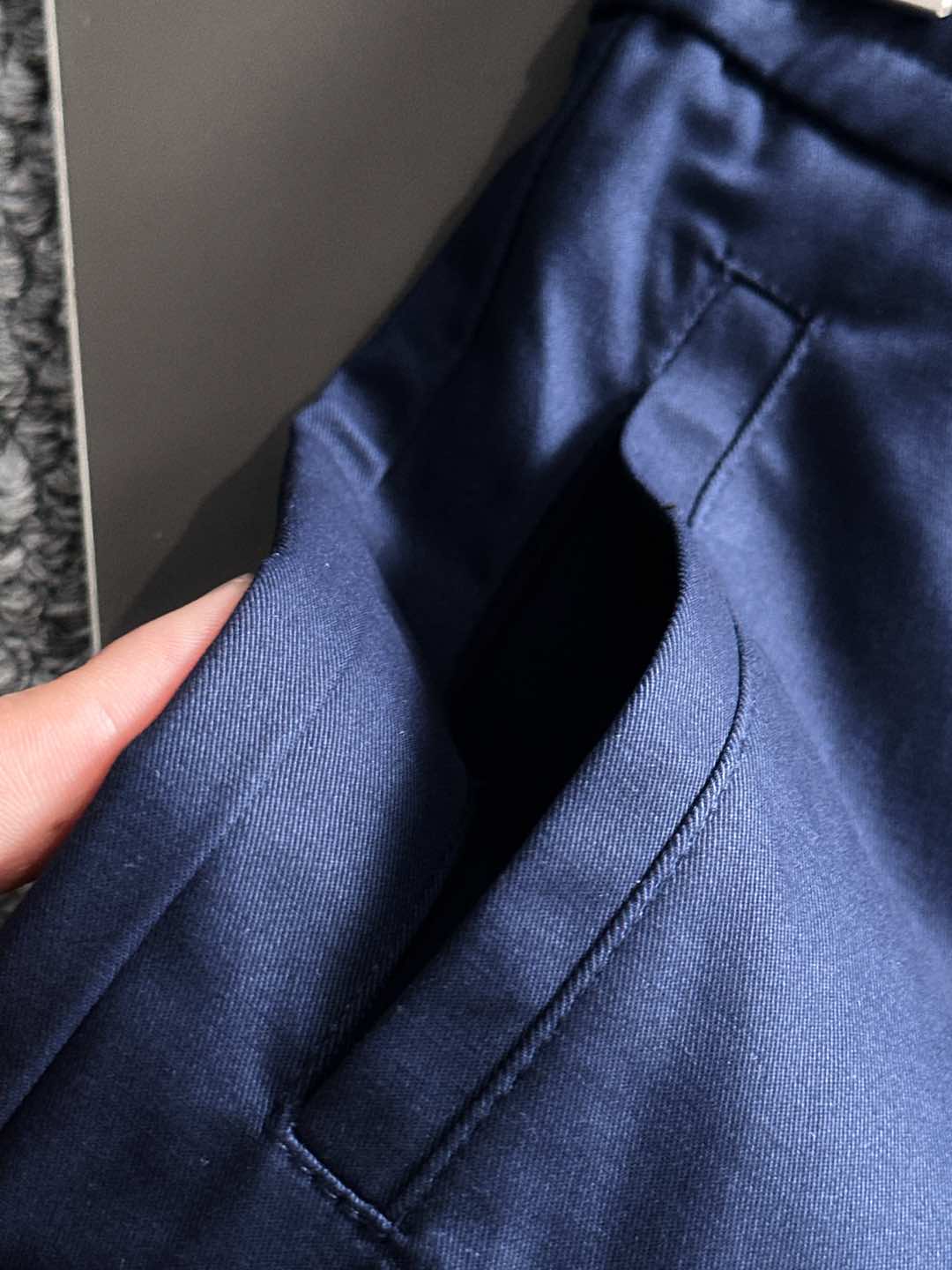 Ki重磅来袭2025FW早秋新品看似简约的小直筒剪裁，实则暗藏「立体工学」—— 定制面料裤身不起褶皱是贴