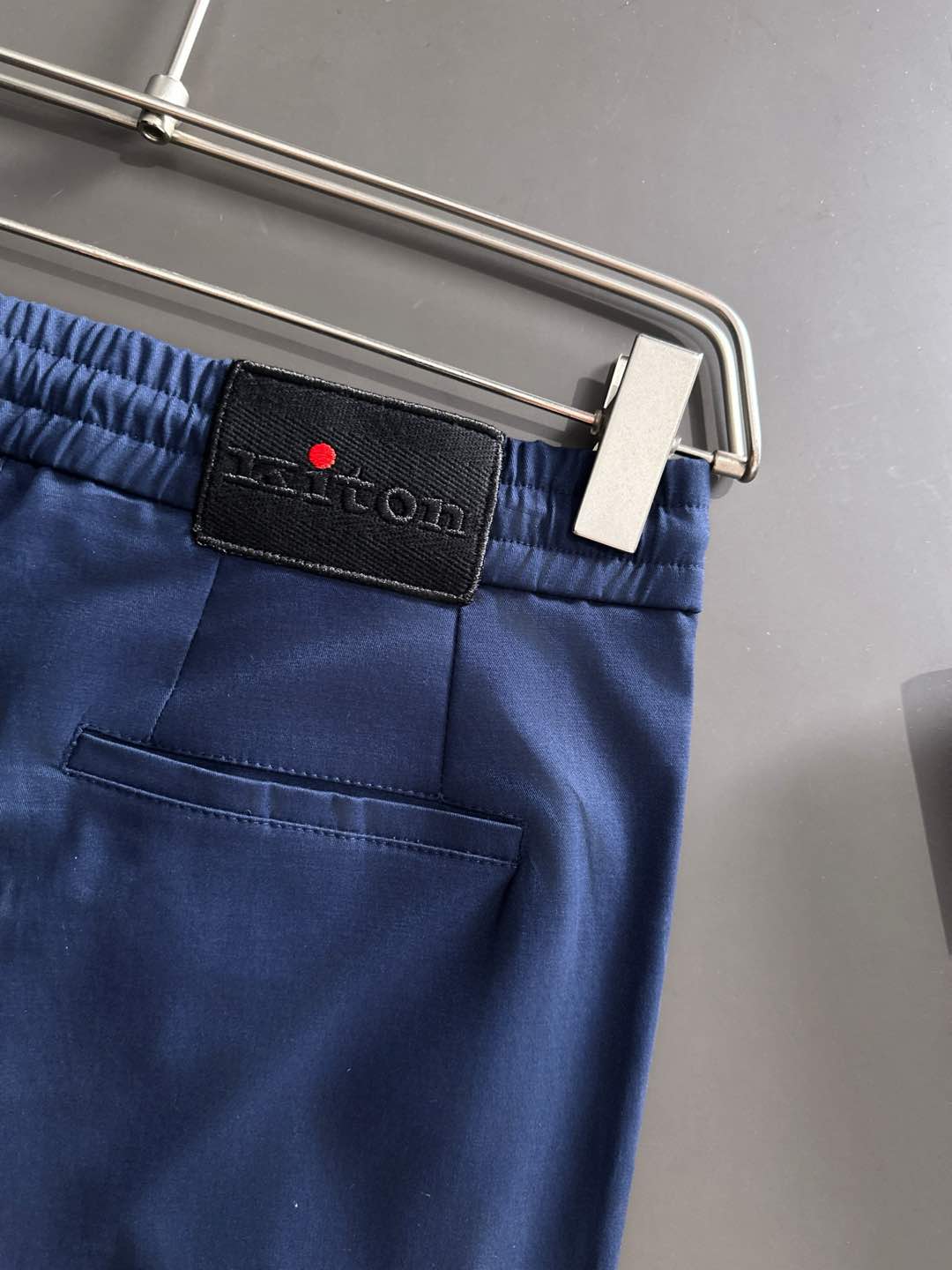 Ki重磅来袭2025FW早秋新品看似简约的小直筒剪裁，实则暗藏「立体工学」—— 定制面料裤身不起褶皱是贴