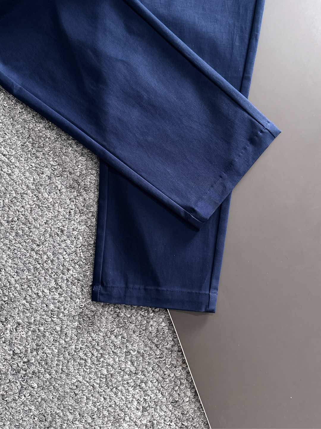 Ki重磅来袭2025FW早秋新品看似简约的小直筒剪裁，实则暗藏「立体工学」—— 定制面料裤身不起褶皱是贴