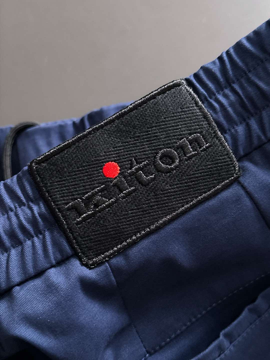 Ki重磅来袭2025FW早秋新品看似简约的小直筒剪裁，实则暗藏「立体工学」—— 定制面料裤身不起褶皱是贴