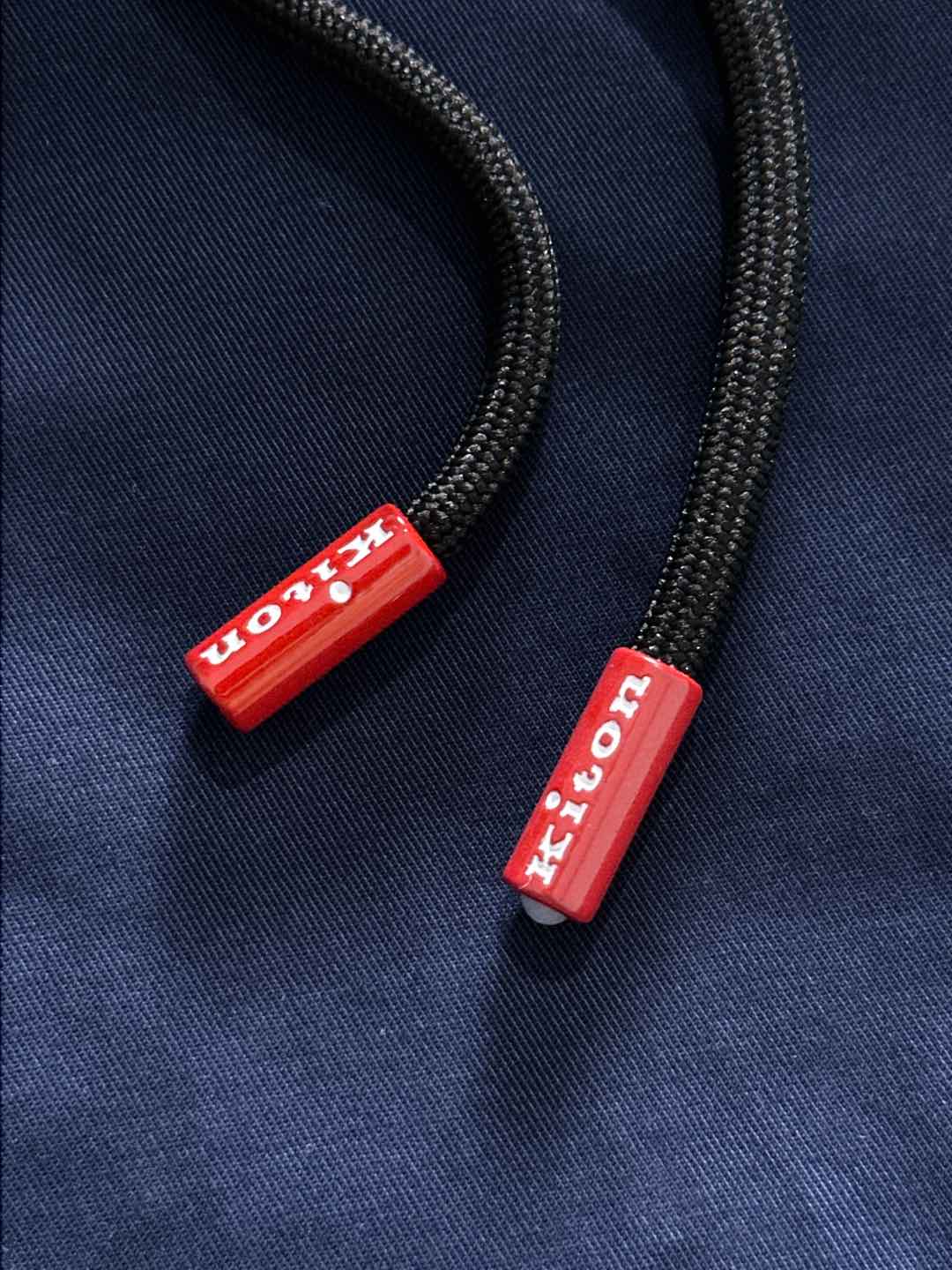 Ki重磅来袭2025FW早秋新品看似简约的小直筒剪裁，实则暗藏「立体工学」—— 定制面料裤身不起褶皱是贴