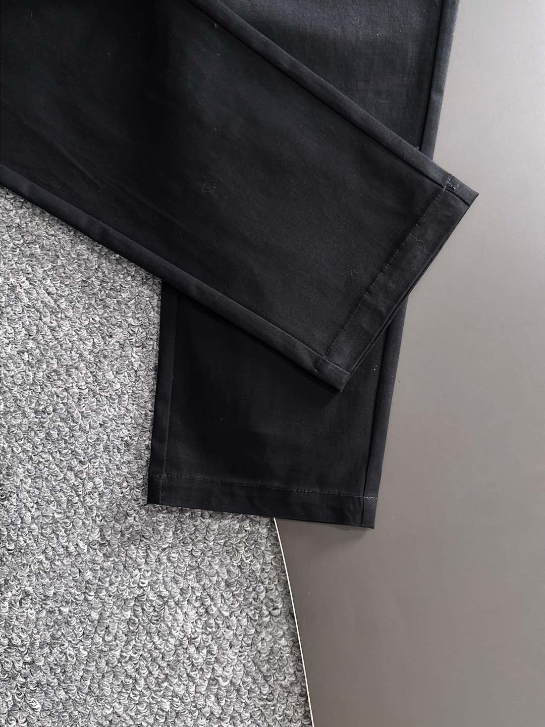 Ki重磅来袭2025FW早秋新品看似简约的小直筒剪裁，实则暗藏「立体工学」—— 定制面料裤身不起褶皱是贴