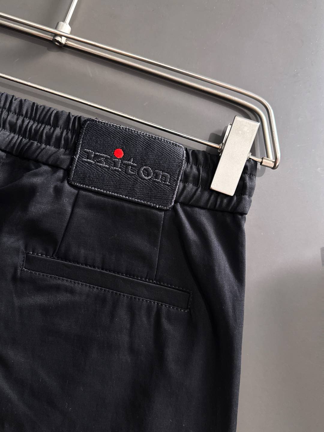 Ki重磅来袭2025FW早秋新品看似简约的小直筒剪裁，实则暗藏「立体工学」—— 定制面料裤身不起褶皱是贴