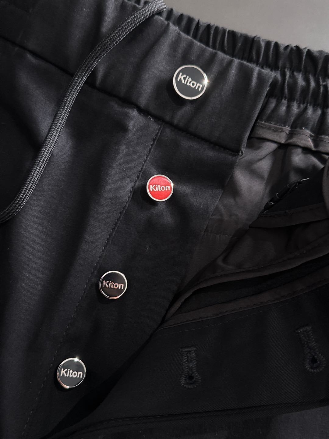 Ki重磅来袭2025FW早秋新品看似简约的小直筒剪裁，实则暗藏「立体工学」—— 定制面料裤身不起褶皱是贴