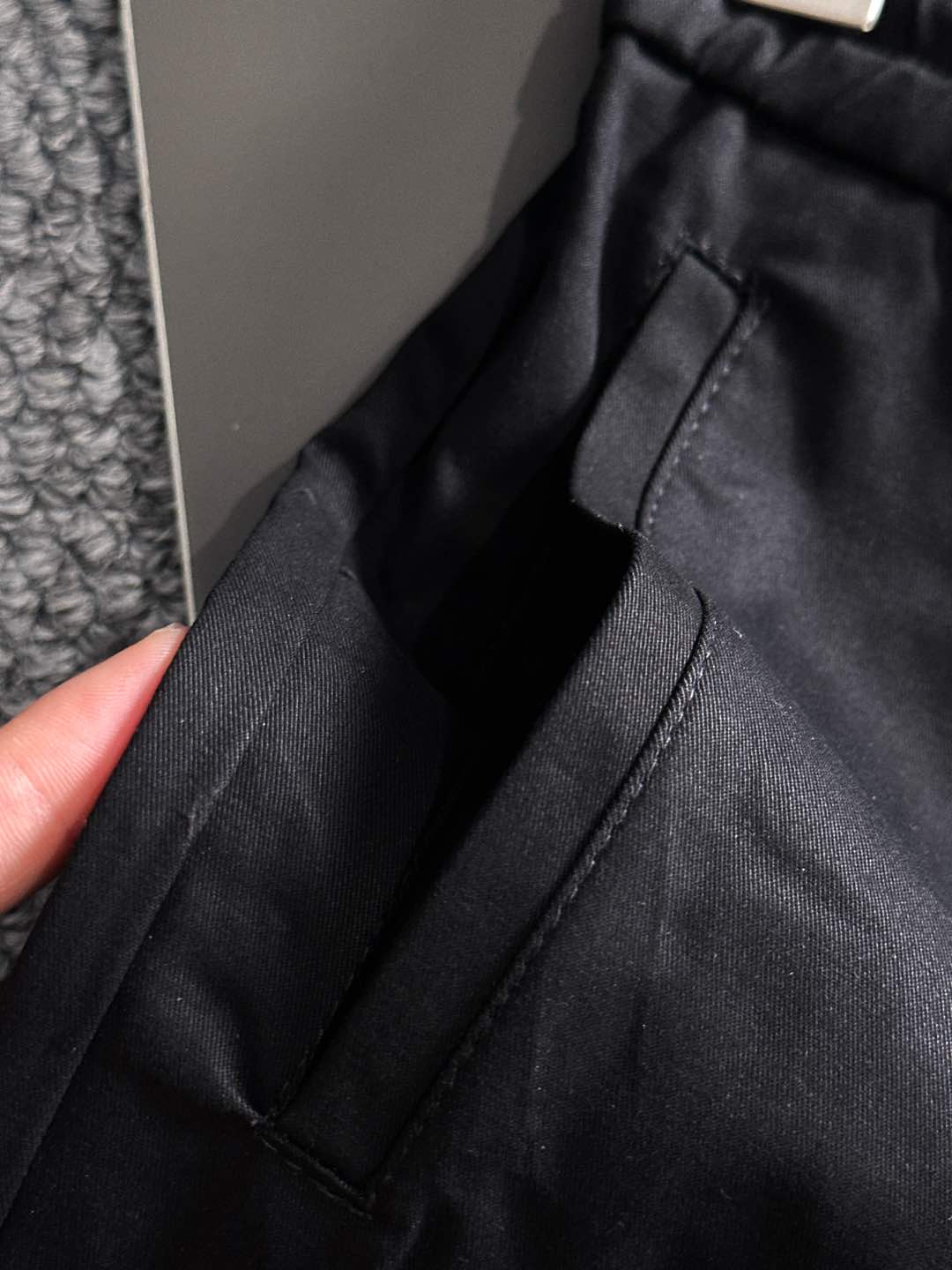 Ki重磅来袭2025FW早秋新品看似简约的小直筒剪裁，实则暗藏「立体工学」—— 定制面料裤身不起褶皱是贴