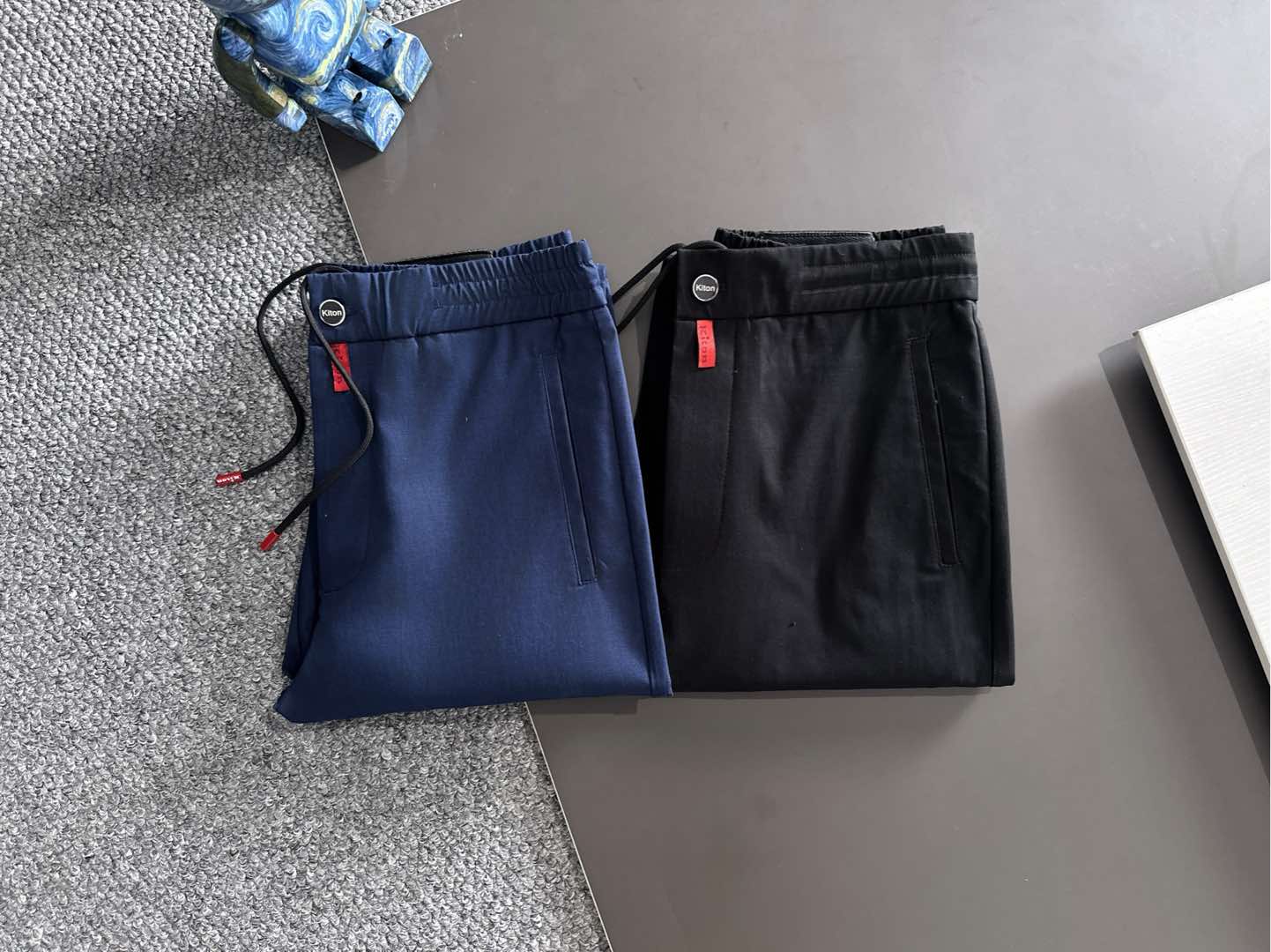 Ki重磅来袭2025FW早秋新品看似简约的小直筒剪裁，实则暗藏「立体工学」—— 定制面料裤身不起褶皱是贴