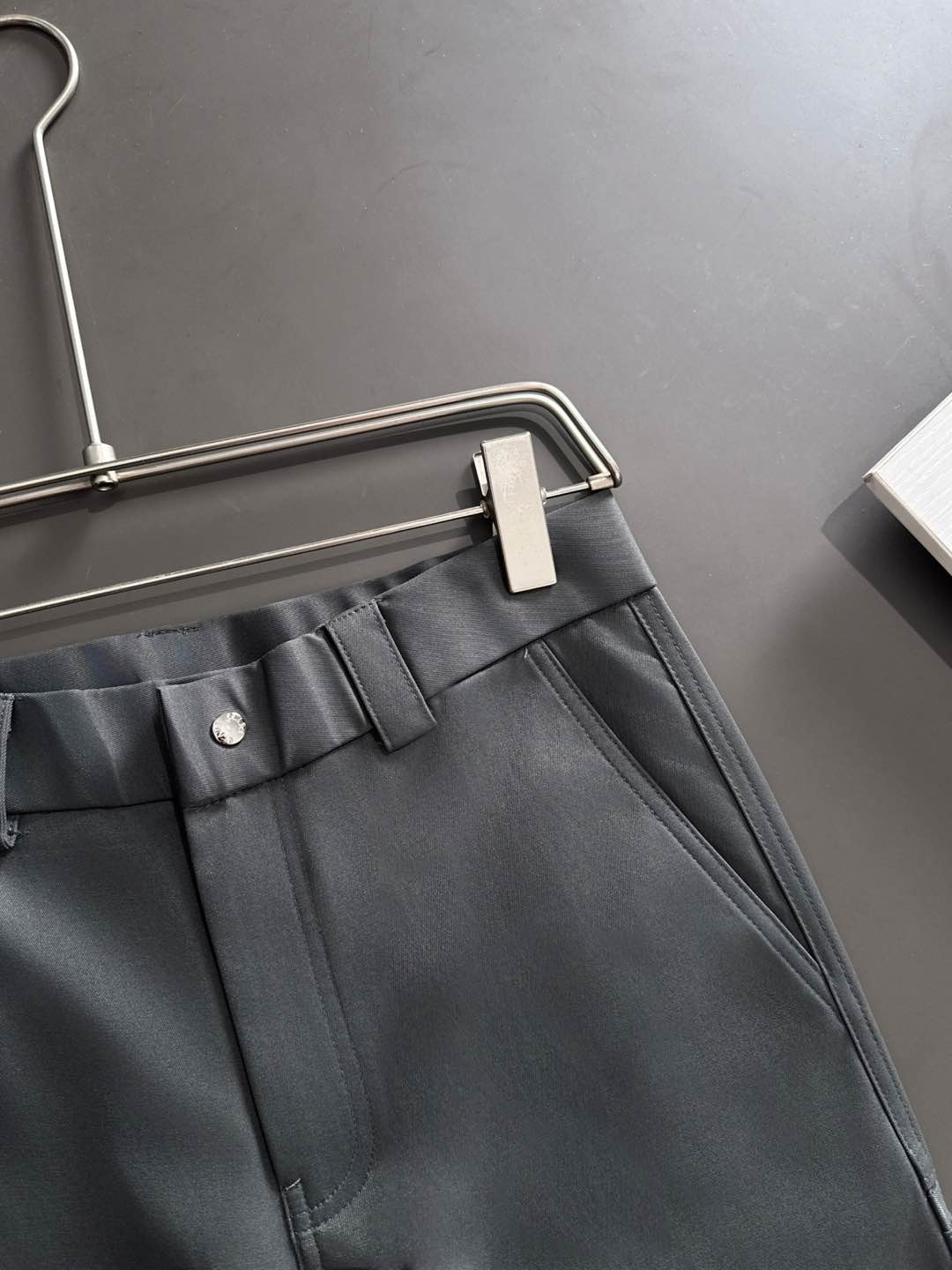 P家25秋冬 男士精品休闲裤.意大利🇮🇹进口面料，最新款上身版型无敌正!绝对可以闭眼收的一款此款裤子非常