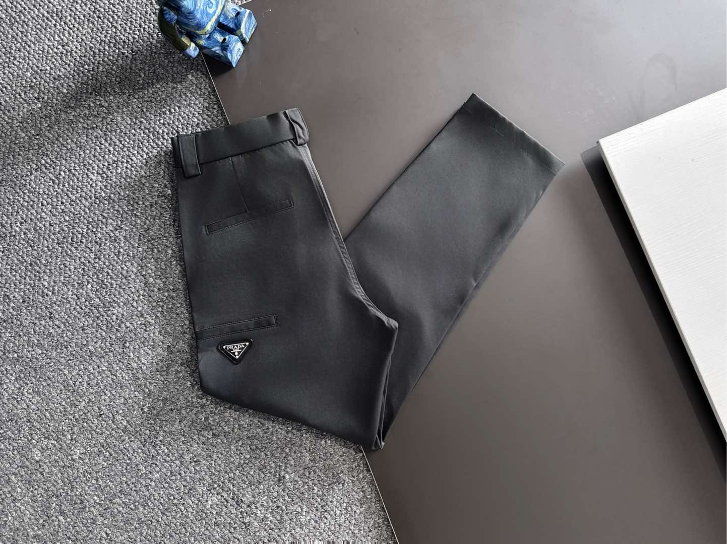 P家25秋冬 男士精品休闲裤.意大利🇮🇹进口面料，最新款上身版型无敌正!绝对可以闭眼收的一款此款裤子非常