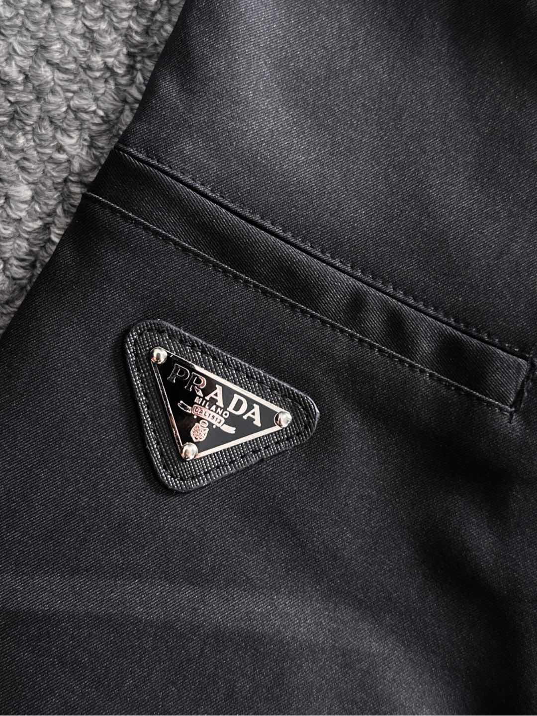 P家25秋冬 男士精品休闲裤.意大利🇮🇹进口面料，最新款上身版型无敌正!绝对可以闭眼收的一款此款裤子非常