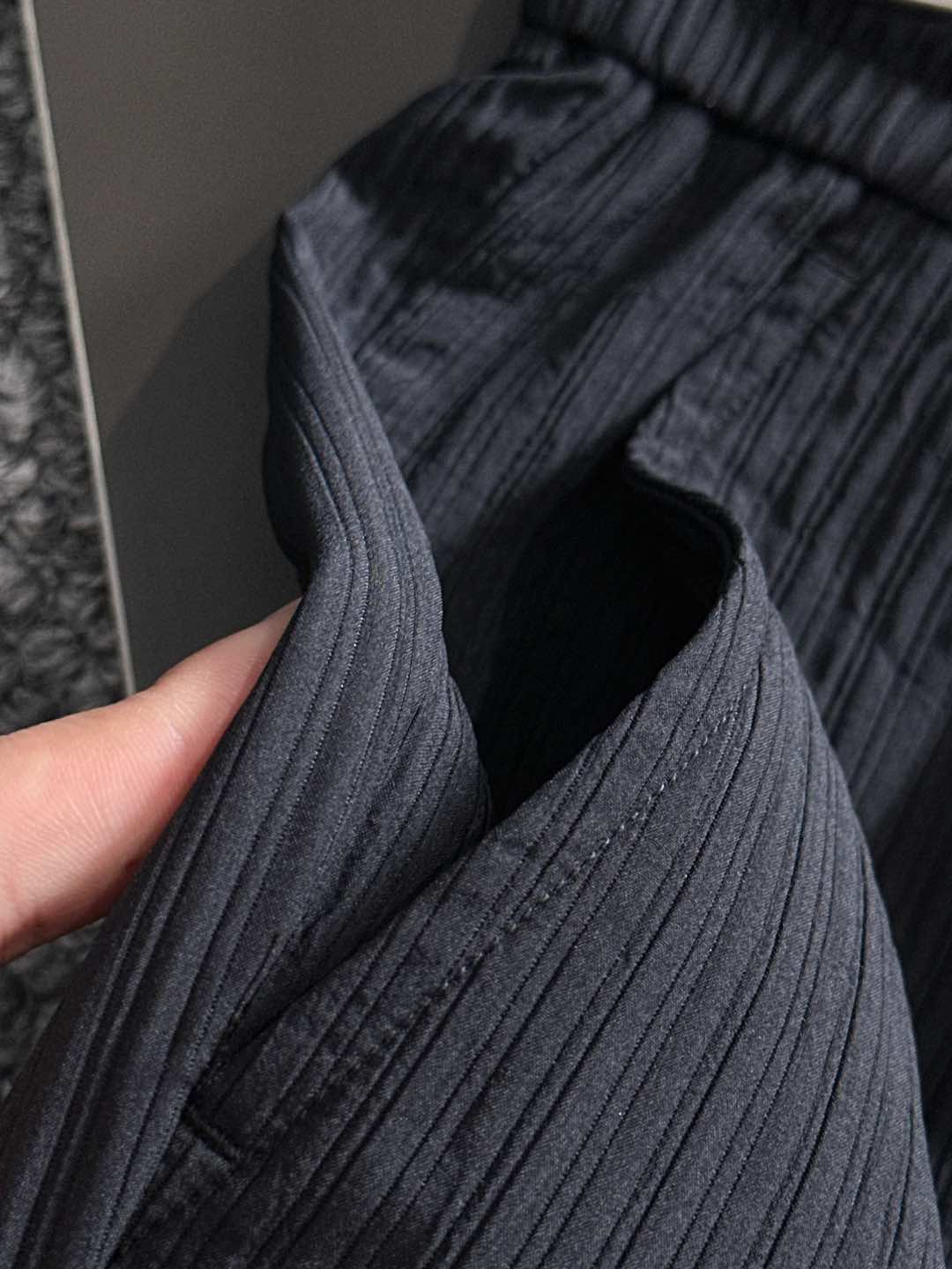 LE罗意2025早秋新款休闲裤!官网同步发售。品牌经典logo休闲裤，定制面料，舒适度极好，手触感强烈。