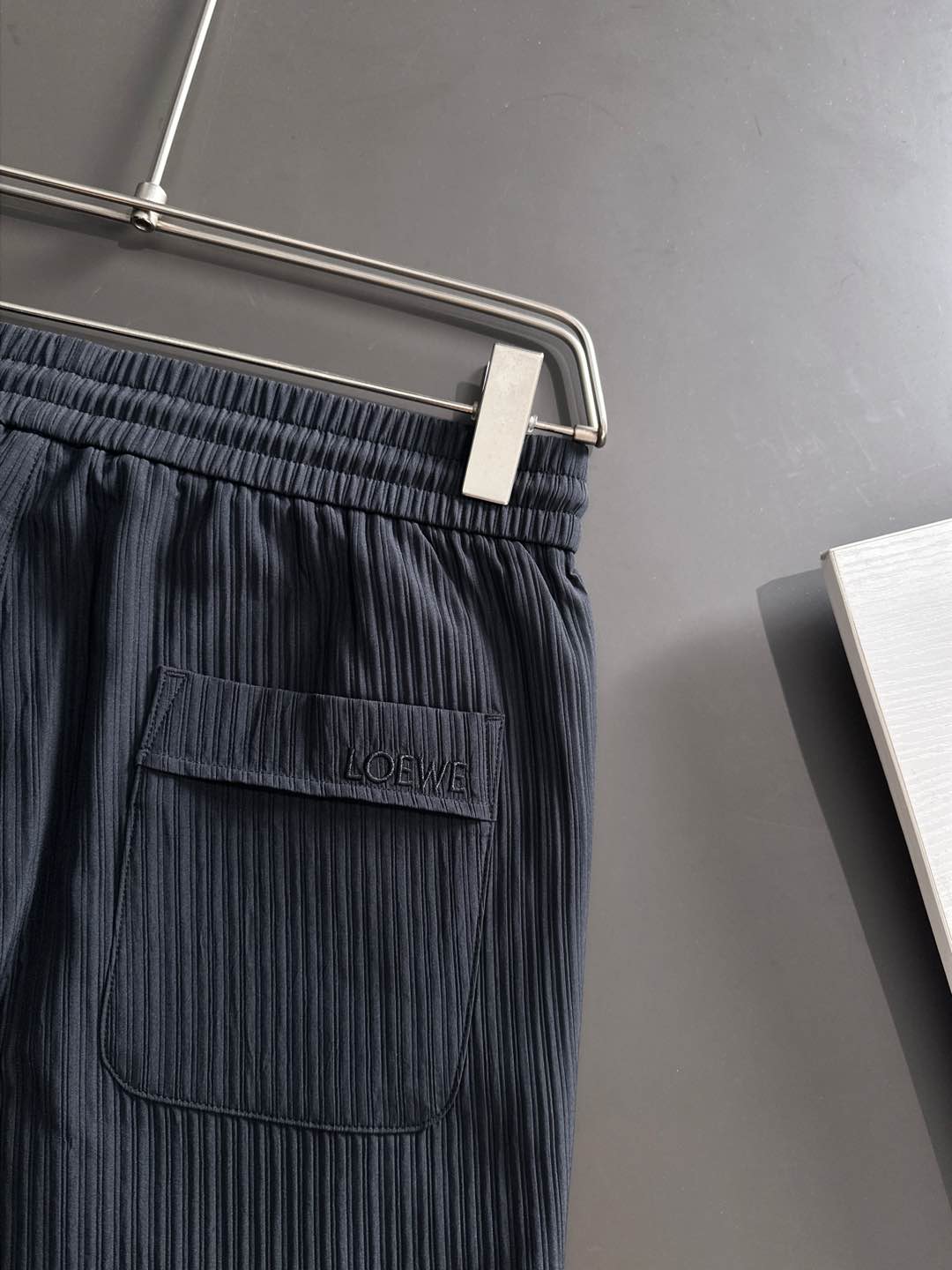 LE罗意2025早秋新款休闲裤!官网同步发售。品牌经典logo休闲裤，定制面料，舒适度极好，手触感强烈。