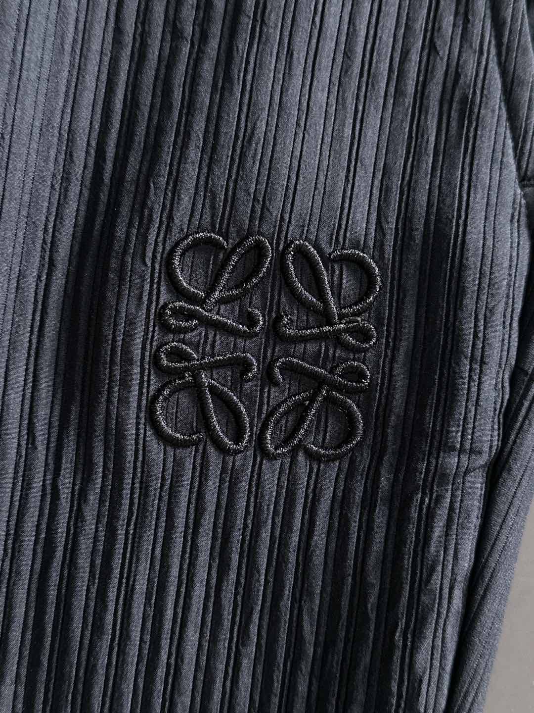 LE罗意2025早秋新款休闲裤!官网同步发售。品牌经典logo休闲裤，定制面料，舒适度极好，手触感强烈。