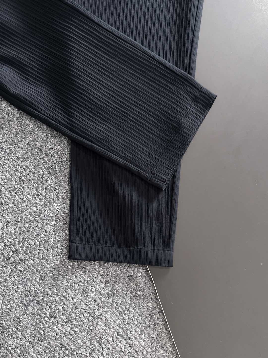 LE罗意2025早秋新款休闲裤!官网同步发售。品牌经典logo休闲裤，定制面料，舒适度极好，手触感强烈。