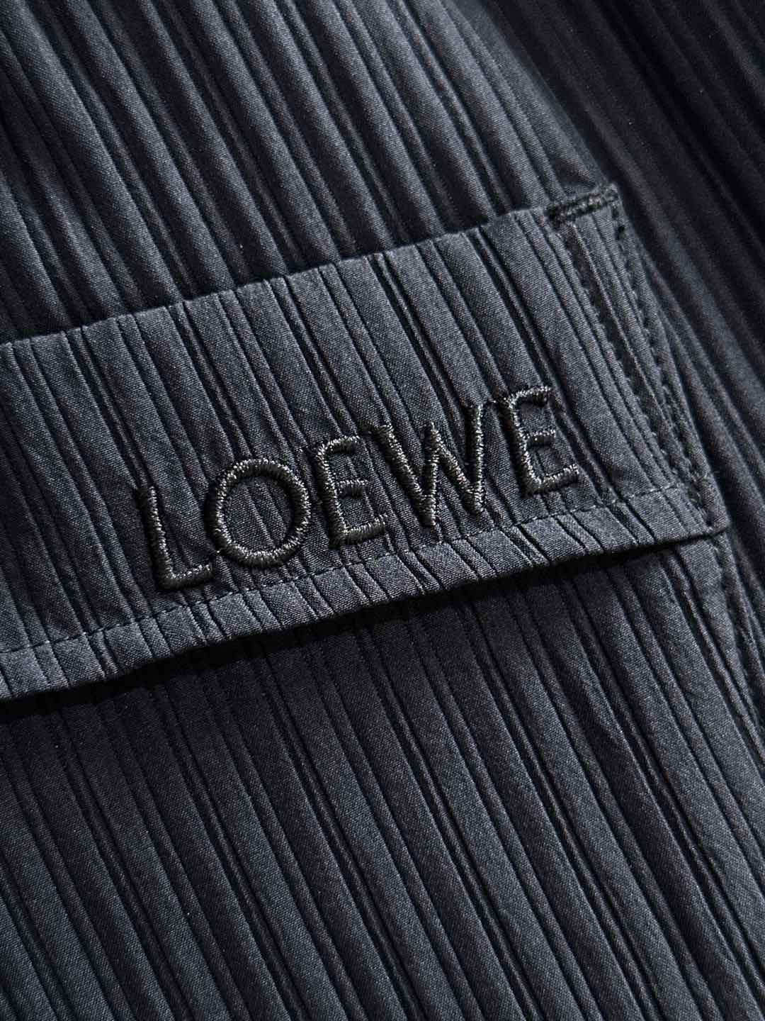 LE罗意2025早秋新款休闲裤!官网同步发售。品牌经典logo休闲裤，定制面料，舒适度极好，手触感强烈。