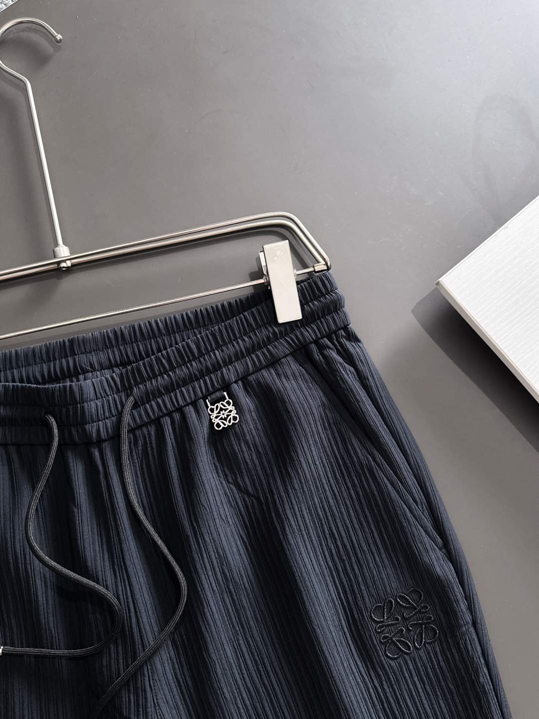 LE罗意2025早秋新款休闲裤!官网同步发售。品牌经典logo休闲裤，定制面料，舒适度极好，手触感强烈。