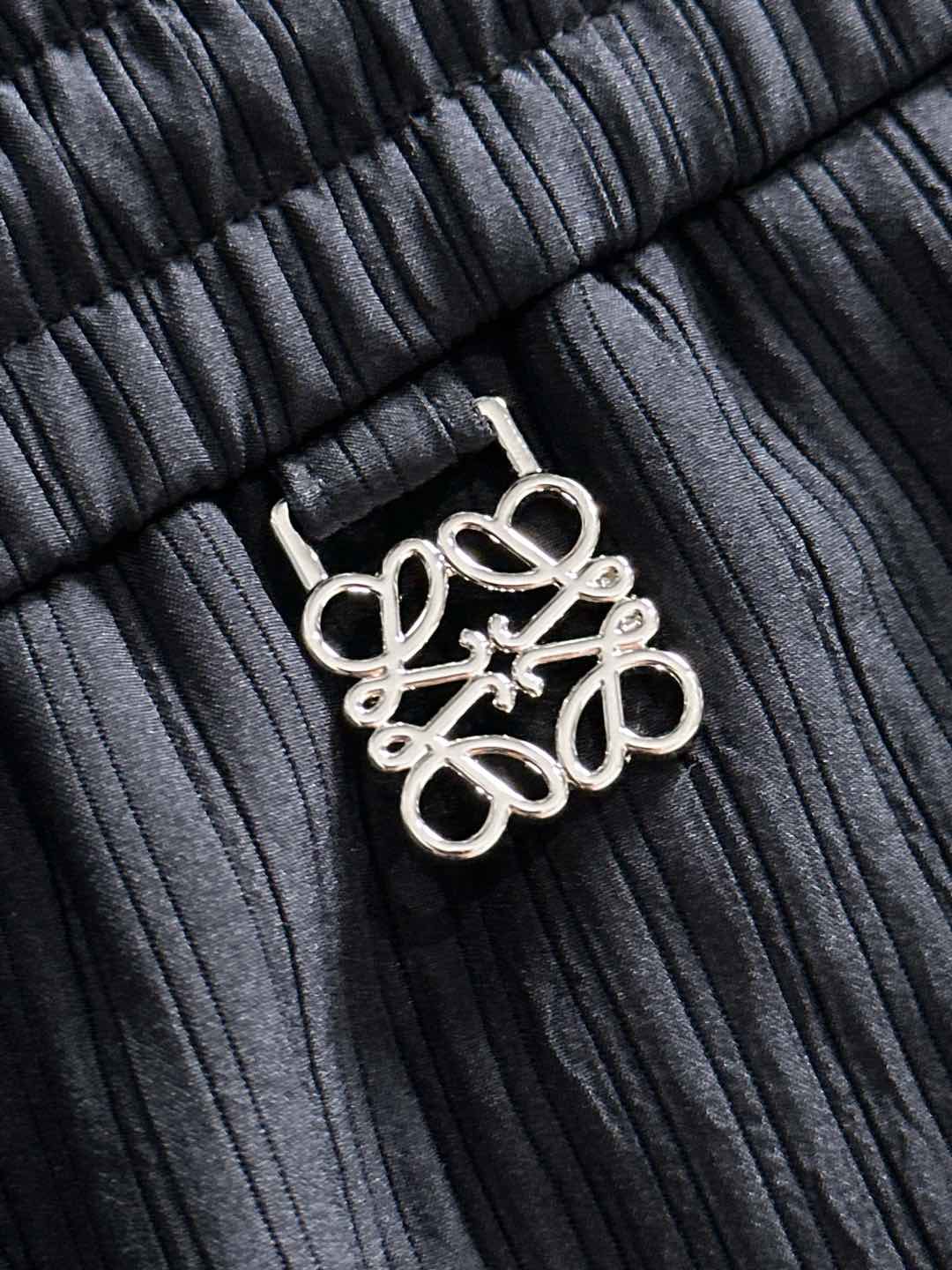 LE罗意2025早秋新款休闲裤!官网同步发售。品牌经典logo休闲裤，定制面料，舒适度极好，手触感强烈。