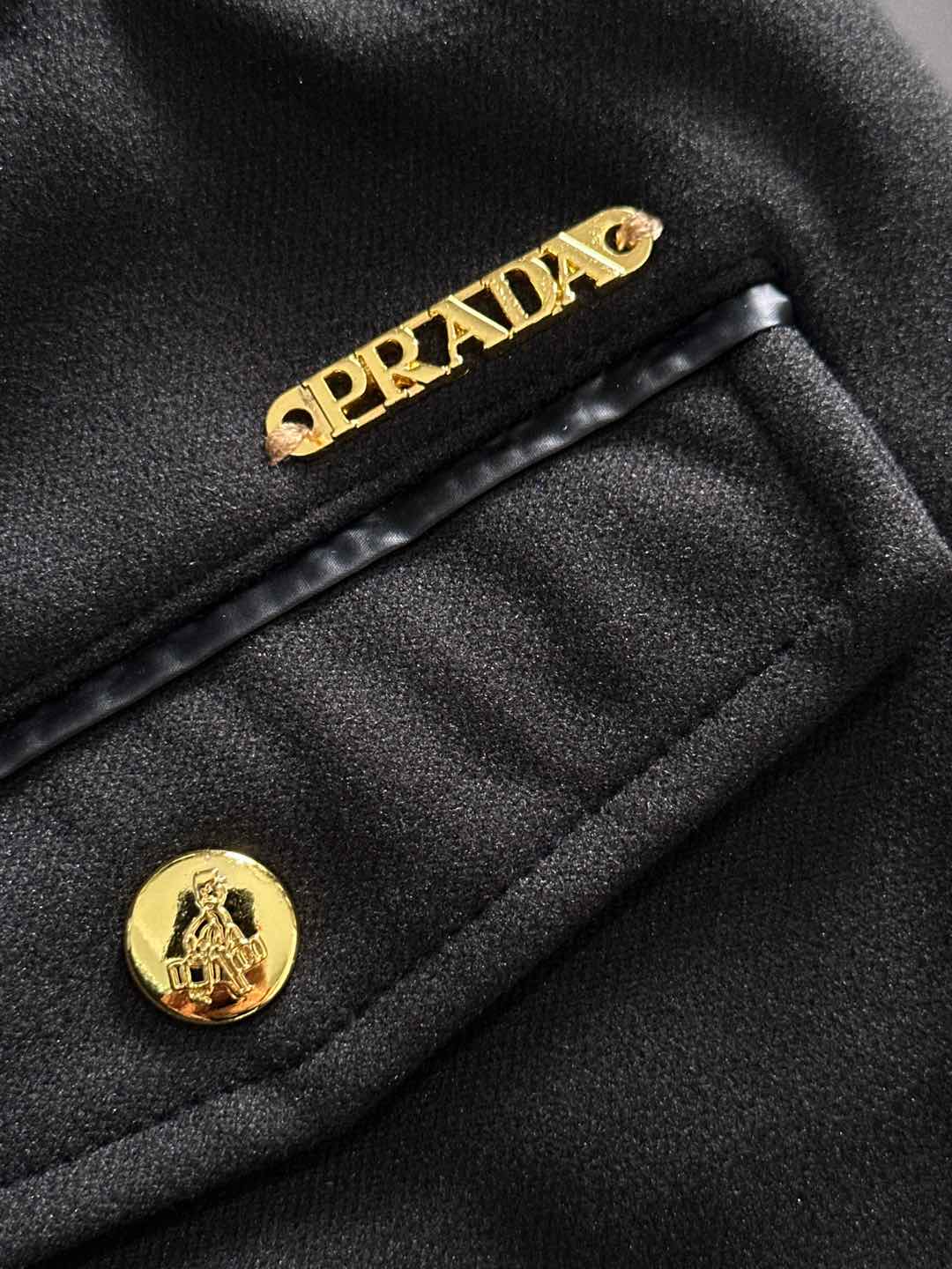 PRA 25s新款羊毛裤.小直筒设计.可搭配套装.运动休闲随意搭配.，面料柔软舒适有垂感.立挺上身有型！