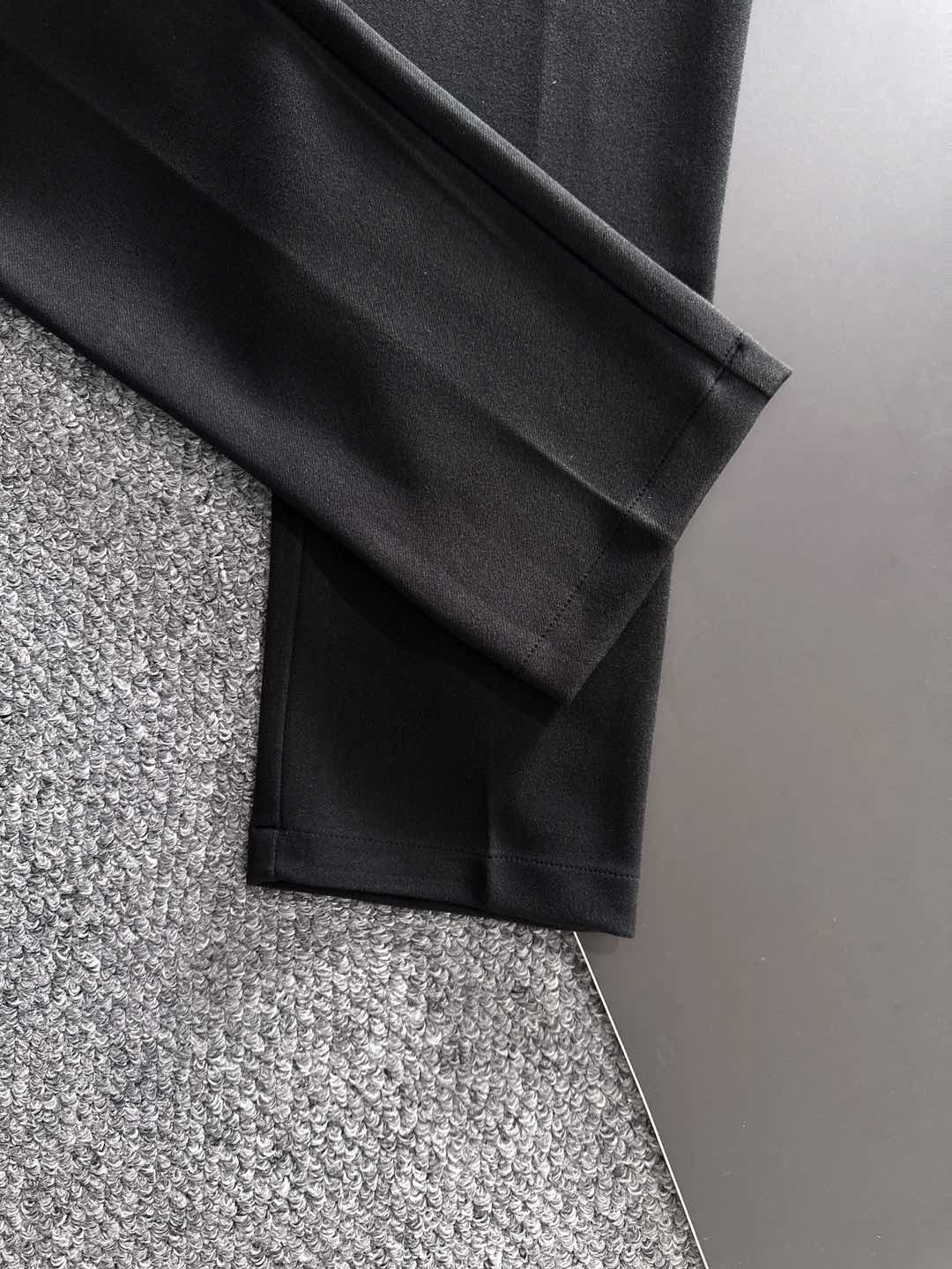 PRA 25s新款羊毛裤.小直筒设计.可搭配套装.运动休闲随意搭配.，面料柔软舒适有垂感.立挺上身有型！