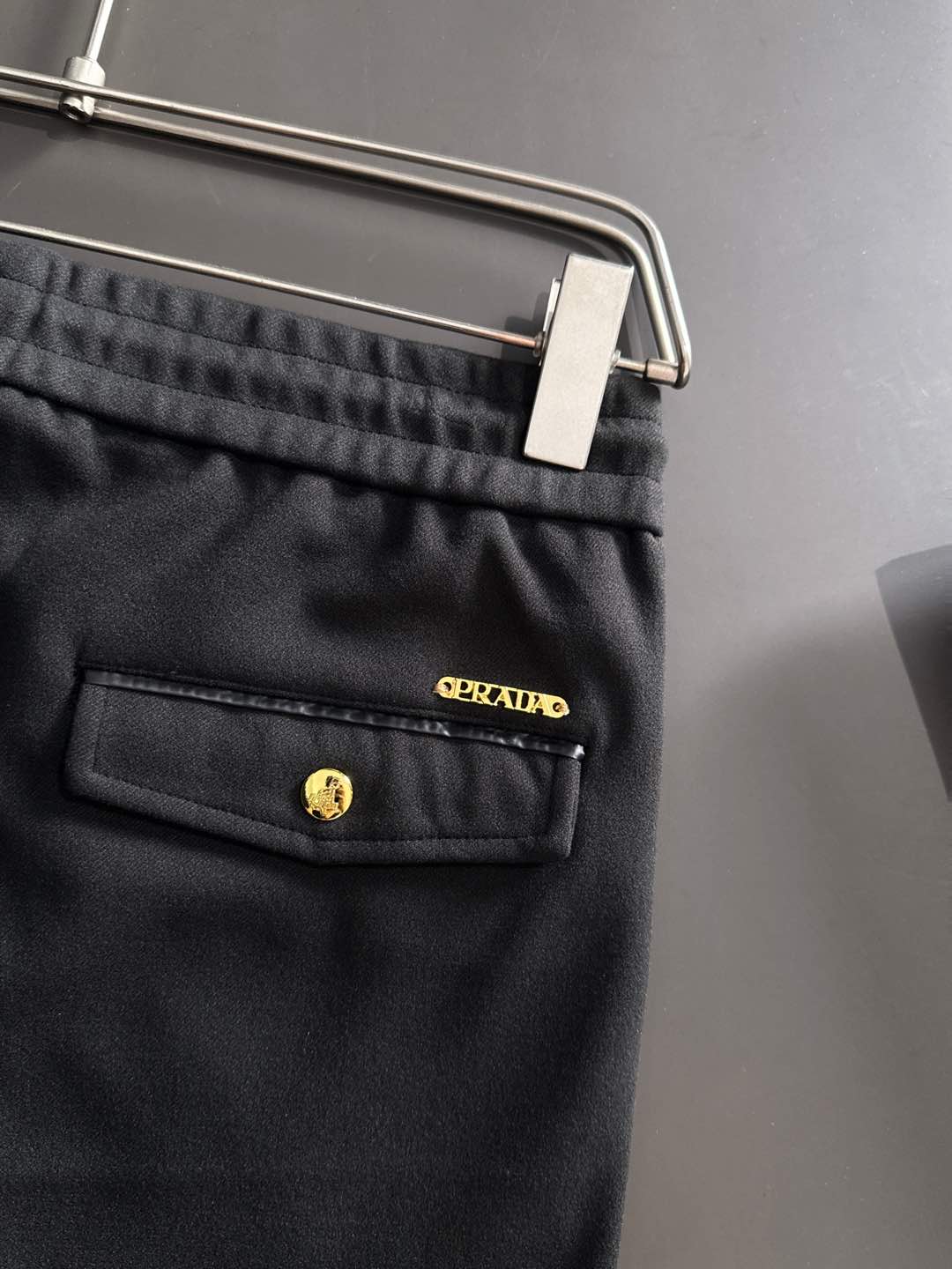 PRA 25s新款羊毛裤.小直筒设计.可搭配套装.运动休闲随意搭配.，面料柔软舒适有垂感.立挺上身有型！