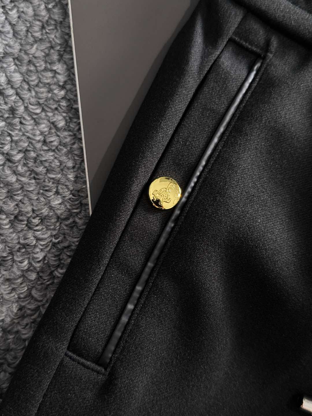 PRA 25s新款羊毛裤.小直筒设计.可搭配套装.运动休闲随意搭配.，面料柔软舒适有垂感.立挺上身有型！