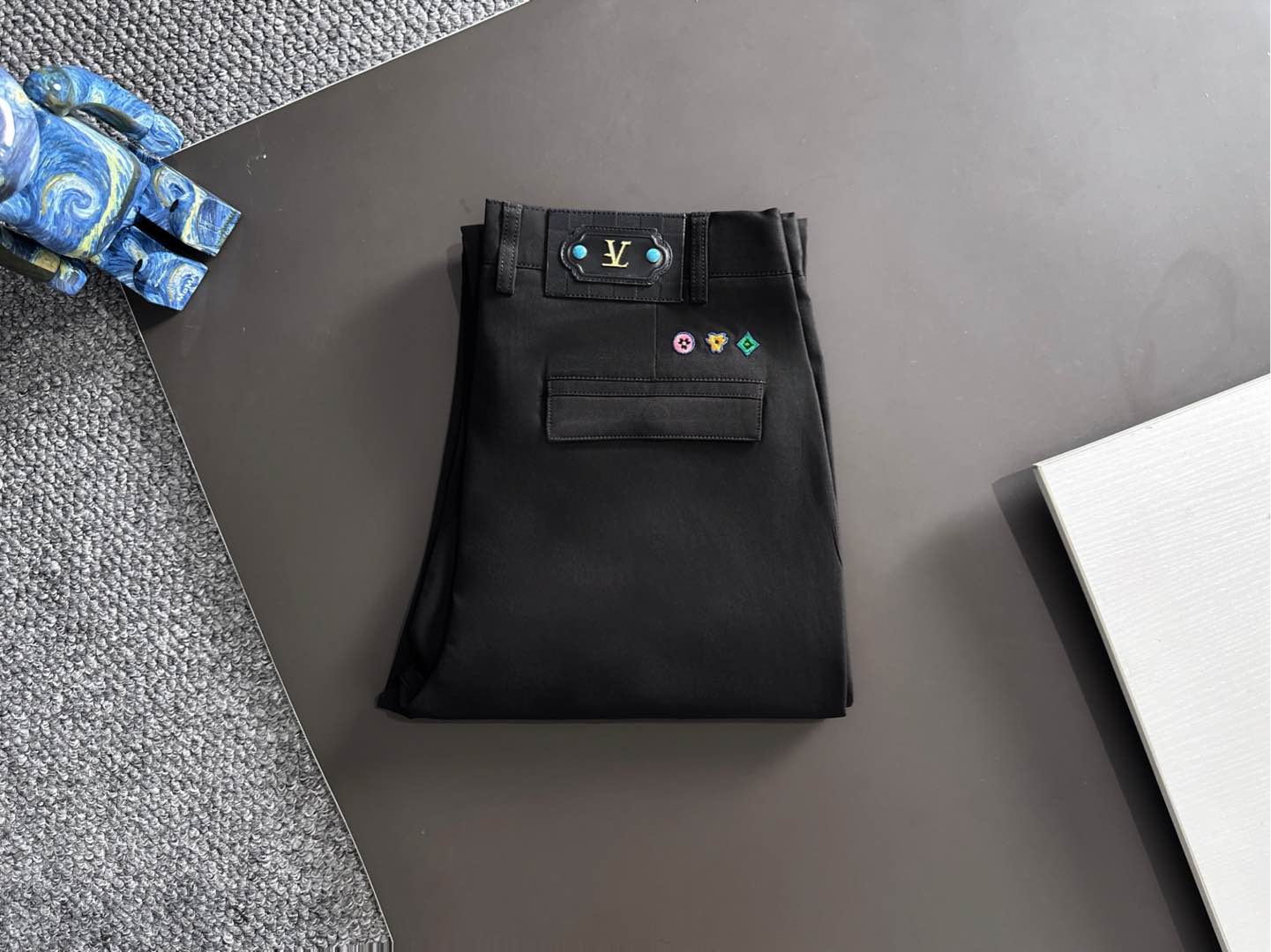 L家FW大秀中，L家以致敬美国西部文化为主题，带来了一系列「绿松石」产品. 大秀中菲董打造了一系列饰有「