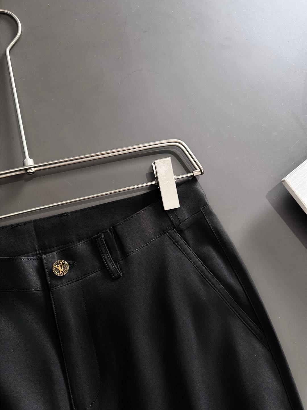 L家FW大秀中，L家以致敬美国西部文化为主题，带来了一系列「绿松石」产品. 大秀中菲董打造了一系列饰有「