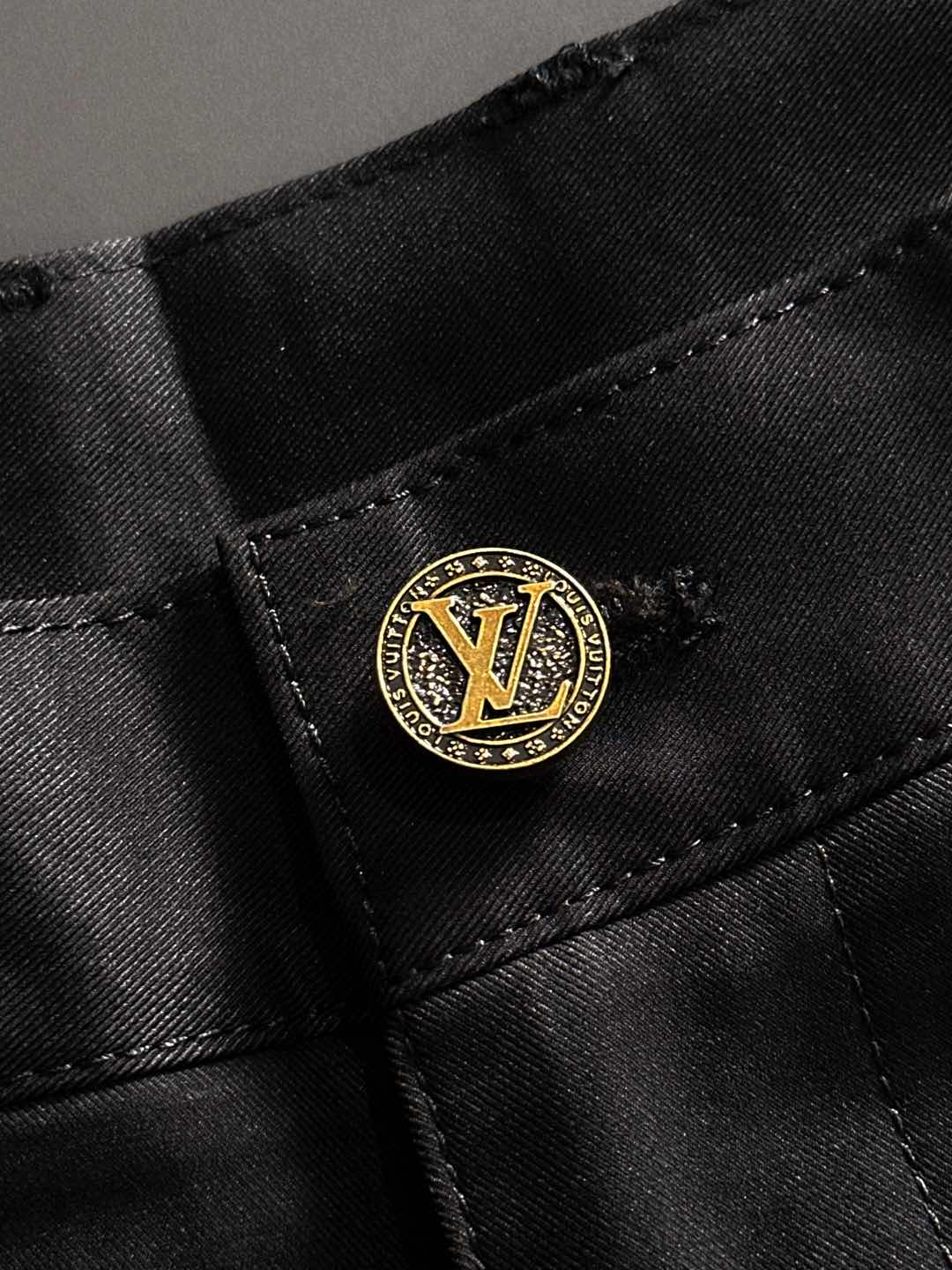 L家FW大秀中，L家以致敬美国西部文化为主题，带来了一系列「绿松石」产品. 大秀中菲董打造了一系列饰有「