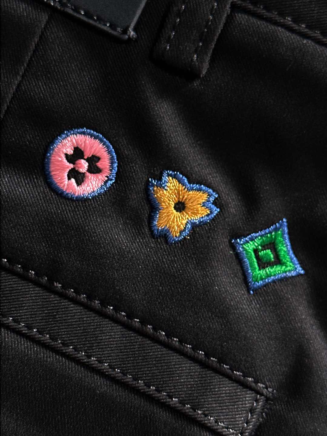 L家FW大秀中，L家以致敬美国西部文化为主题，带来了一系列「绿松石」产品. 大秀中菲董打造了一系列饰有「