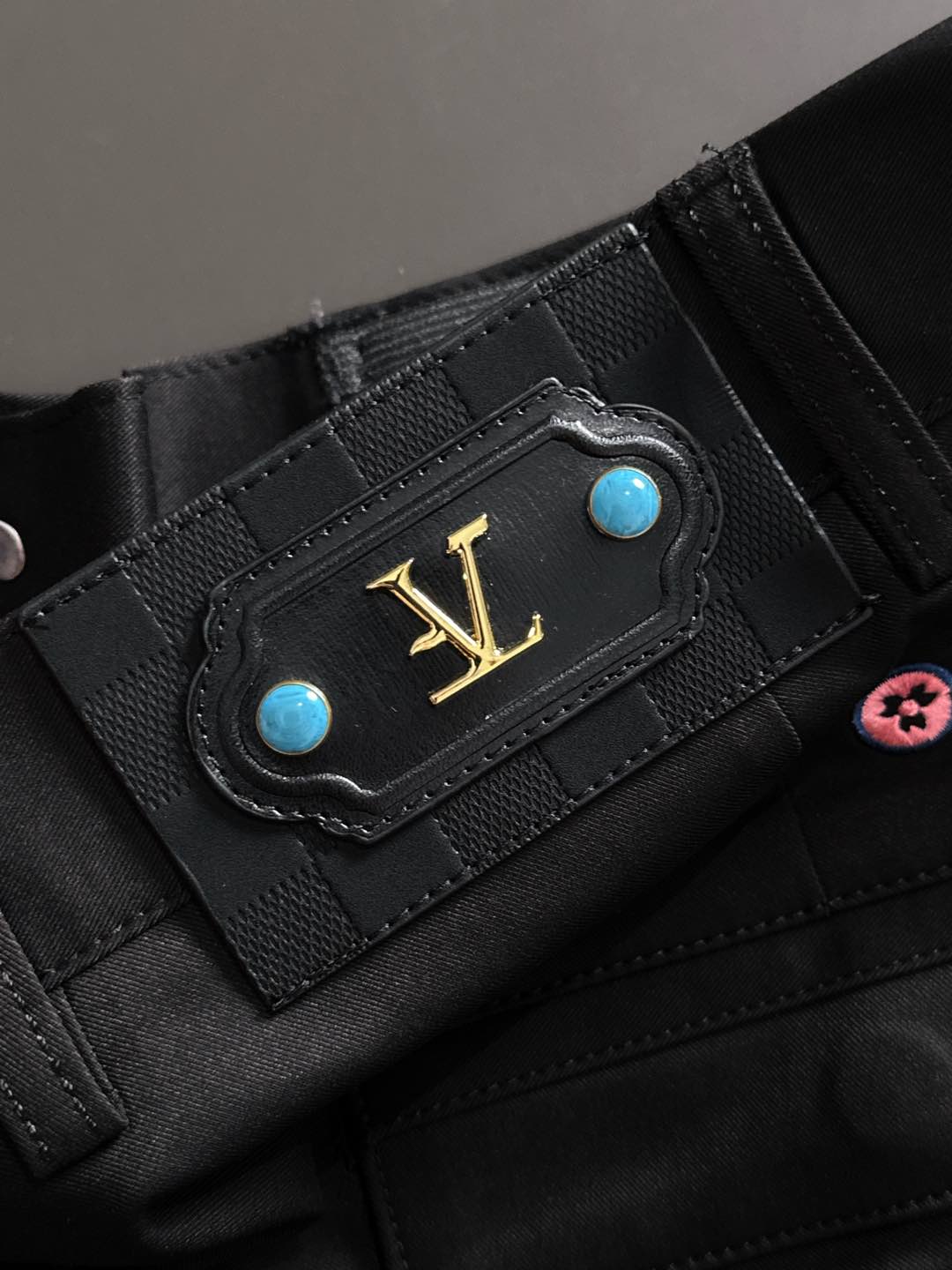 L家FW大秀中，L家以致敬美国西部文化为主题，带来了一系列「绿松石」产品. 大秀中菲董打造了一系列饰有「