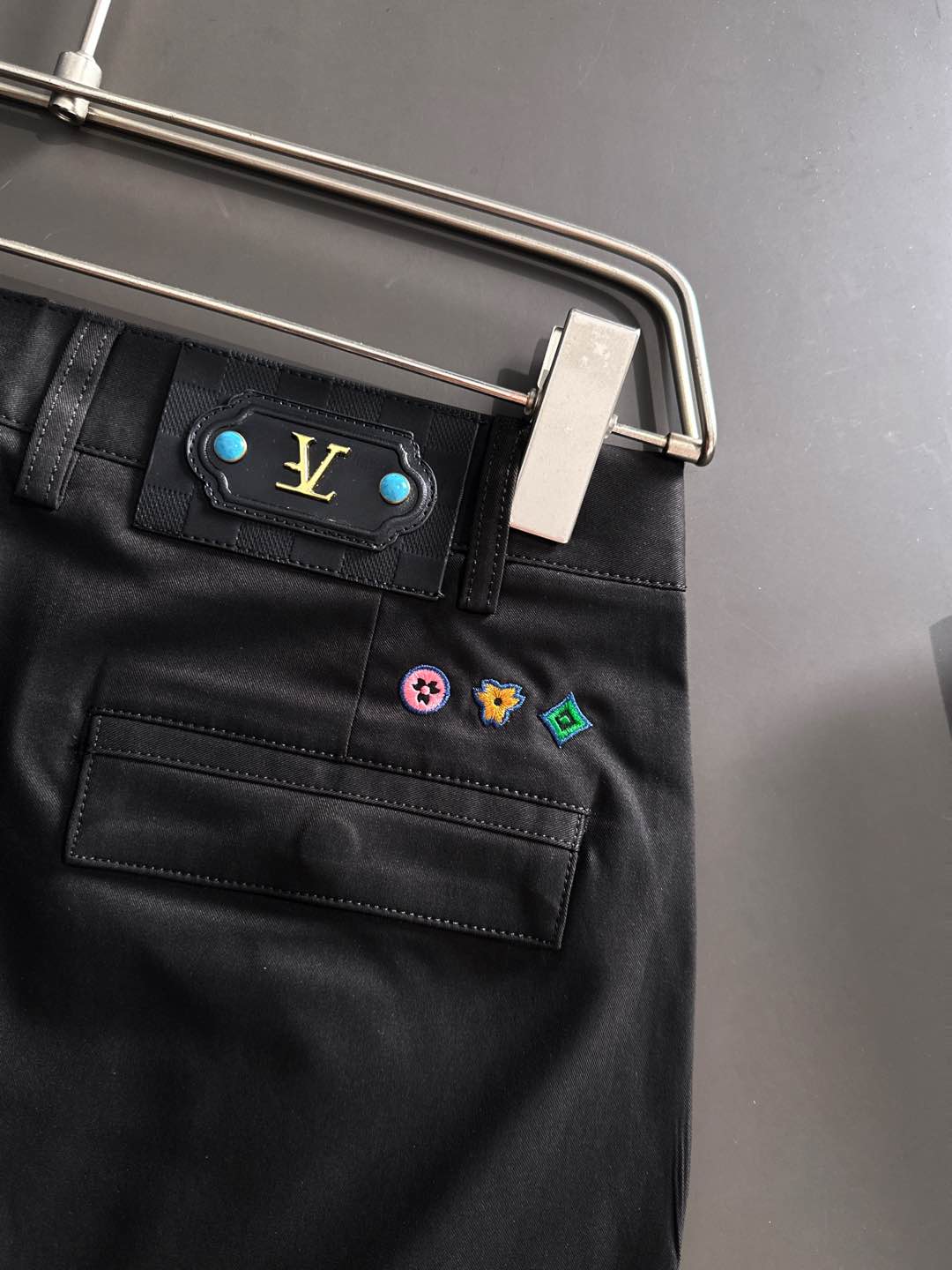 L家FW大秀中，L家以致敬美国西部文化为主题，带来了一系列「绿松石」产品. 大秀中菲董打造了一系列饰有「