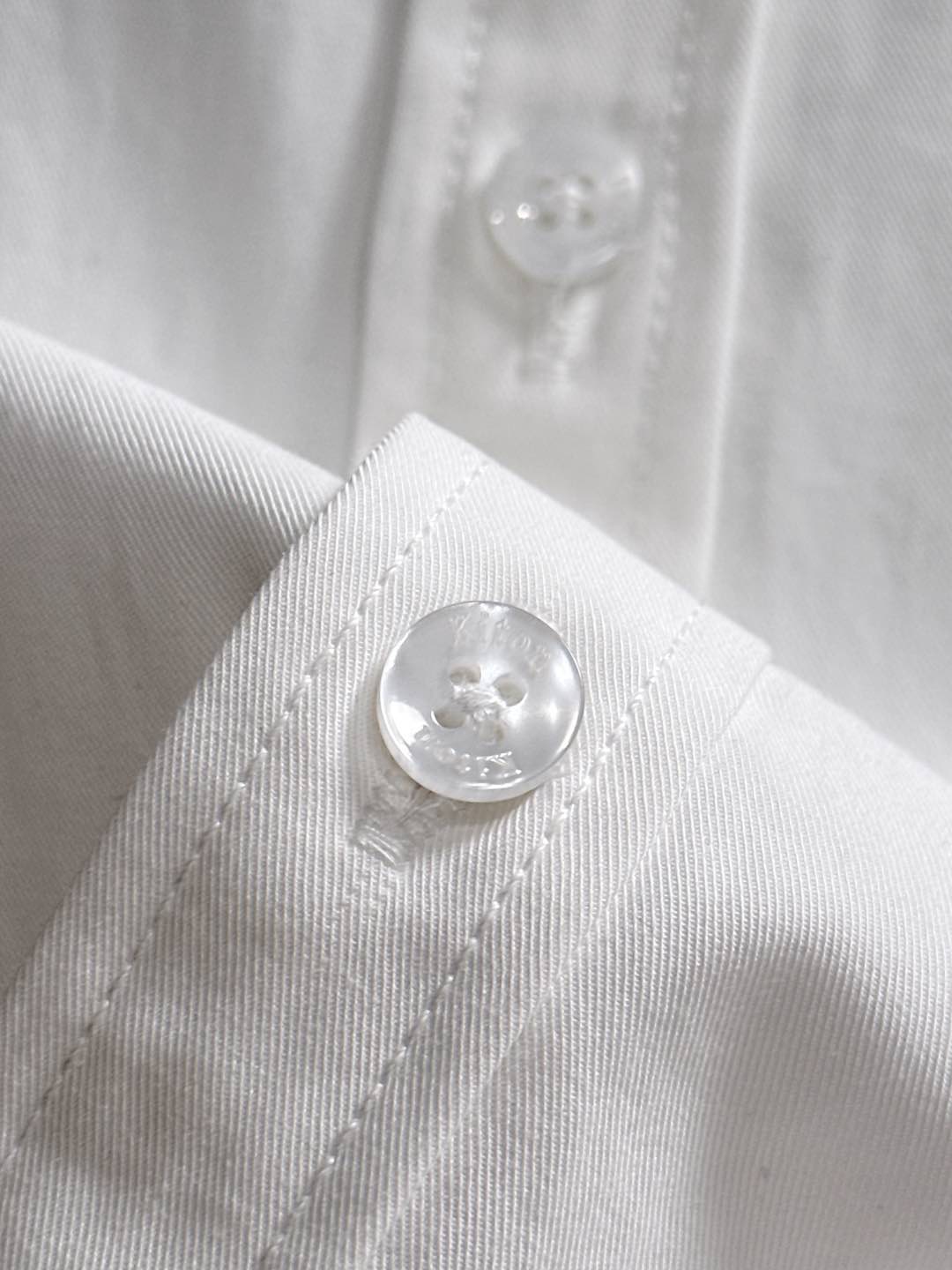 kiton男士商务休闲长袖衬衫.官方同步系列！经典型风格的时装，在面料选取和工艺方面都相当考究，极符合 