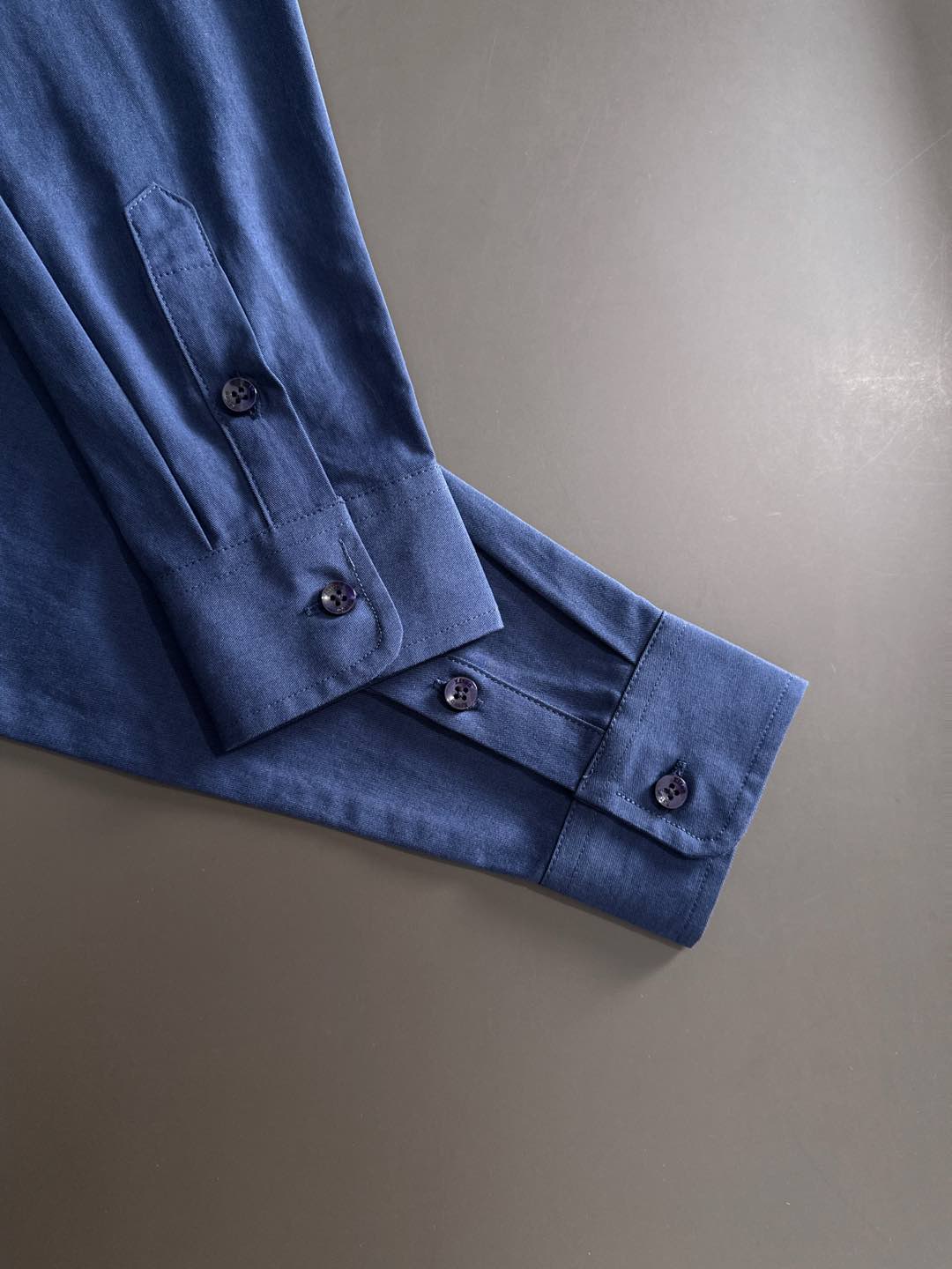 kiton男士商务休闲长袖衬衫.官方同步系列！经典型风格的时装，在面料选取和工艺方面都相当考究，极符合 