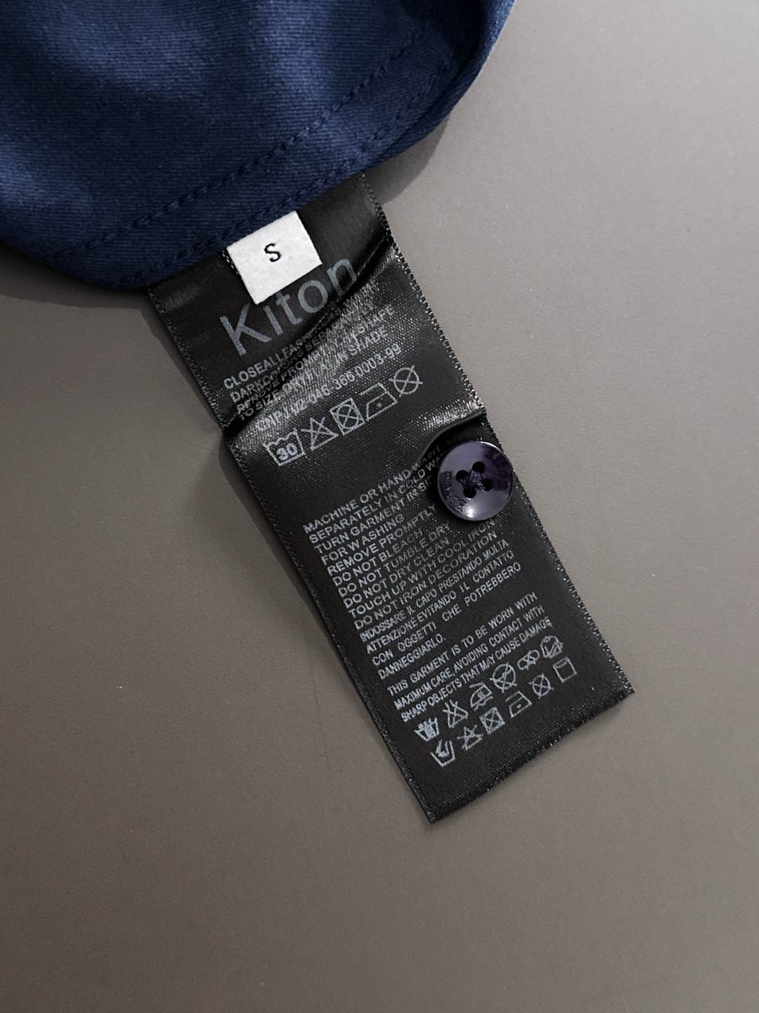 kiton男士商务休闲长袖衬衫.官方同步系列！经典型风格的时装，在面料选取和工艺方面都相当考究，极符合 