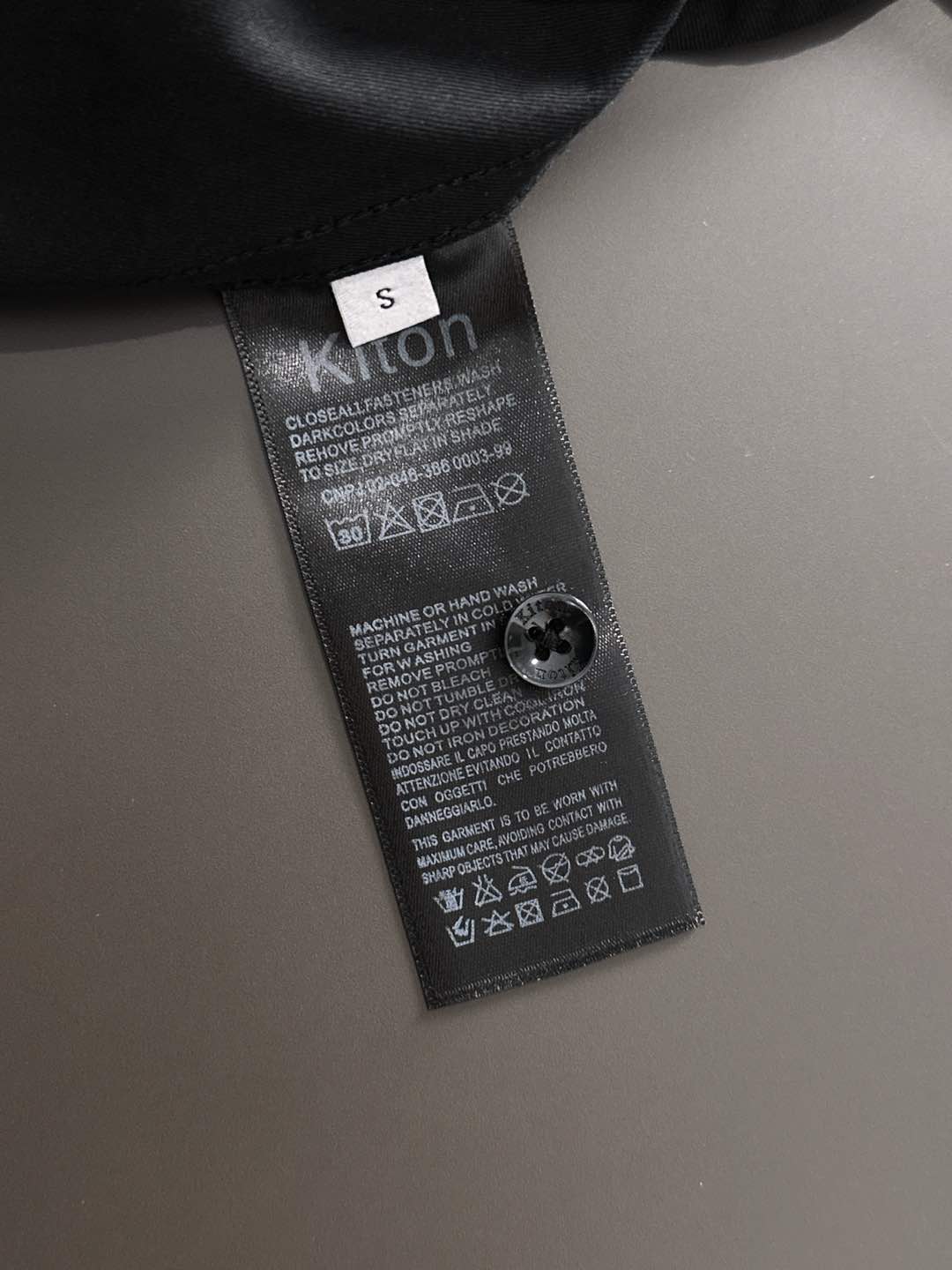 kiton男士商务休闲长袖衬衫.官方同步系列！经典型风格的时装，在面料选取和工艺方面都相当考究，极符合 