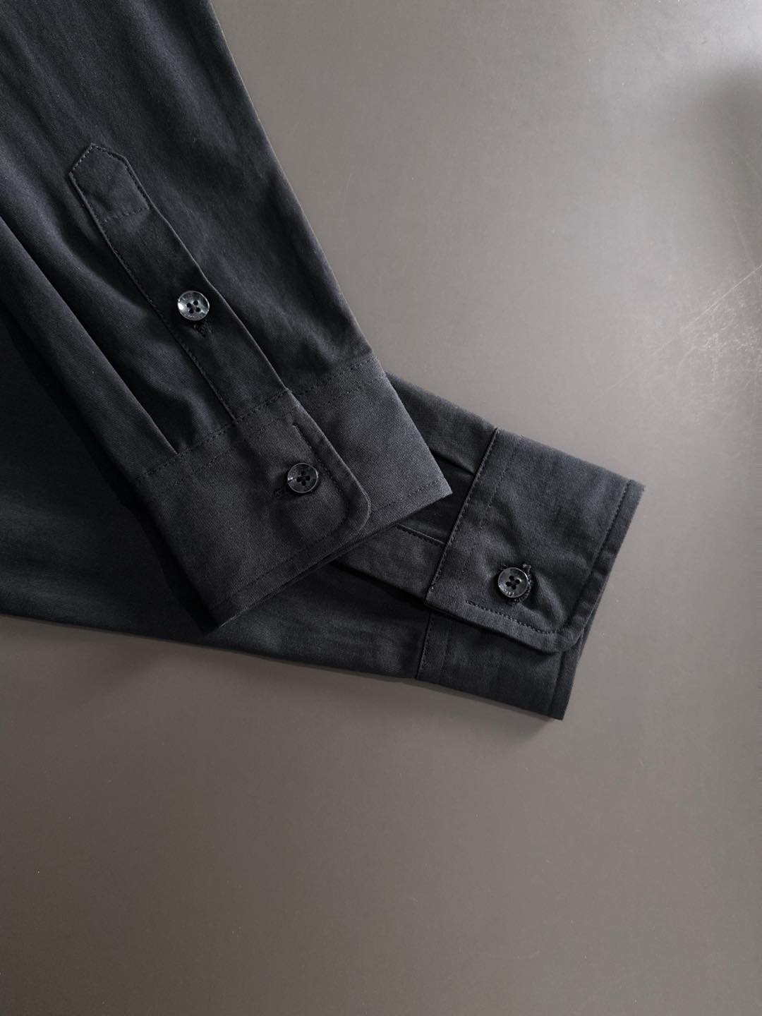 kiton男士商务休闲长袖衬衫.官方同步系列！经典型风格的时装，在面料选取和工艺方面都相当考究，极符合 